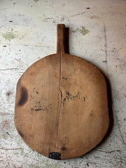 Rund vintage pizzafjøl i tre med rustikk patina og håndtak 39x34 cm