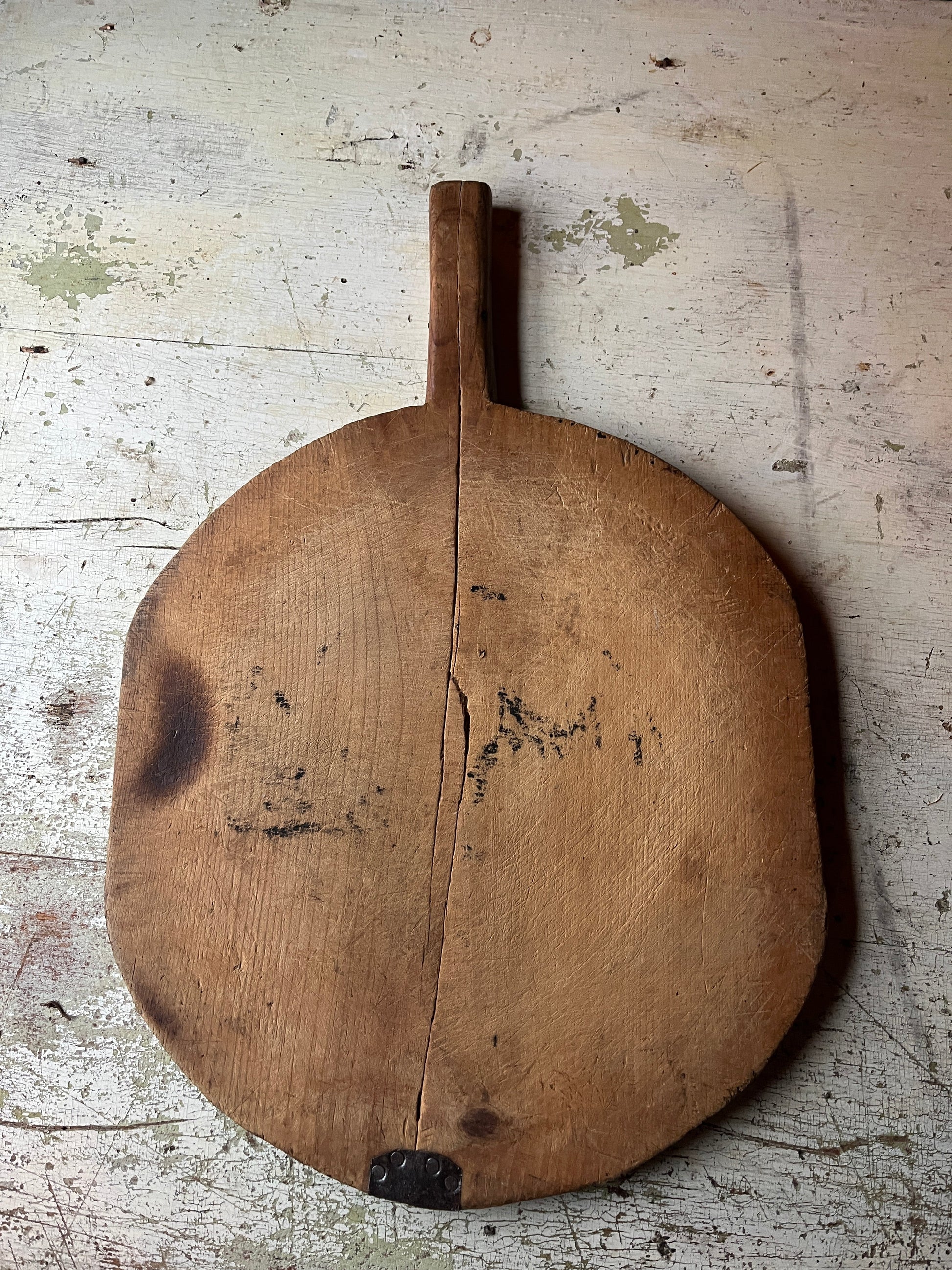 Rund vintage pizzafjøl i tre med rustikk patina og håndtak 39x34 cm