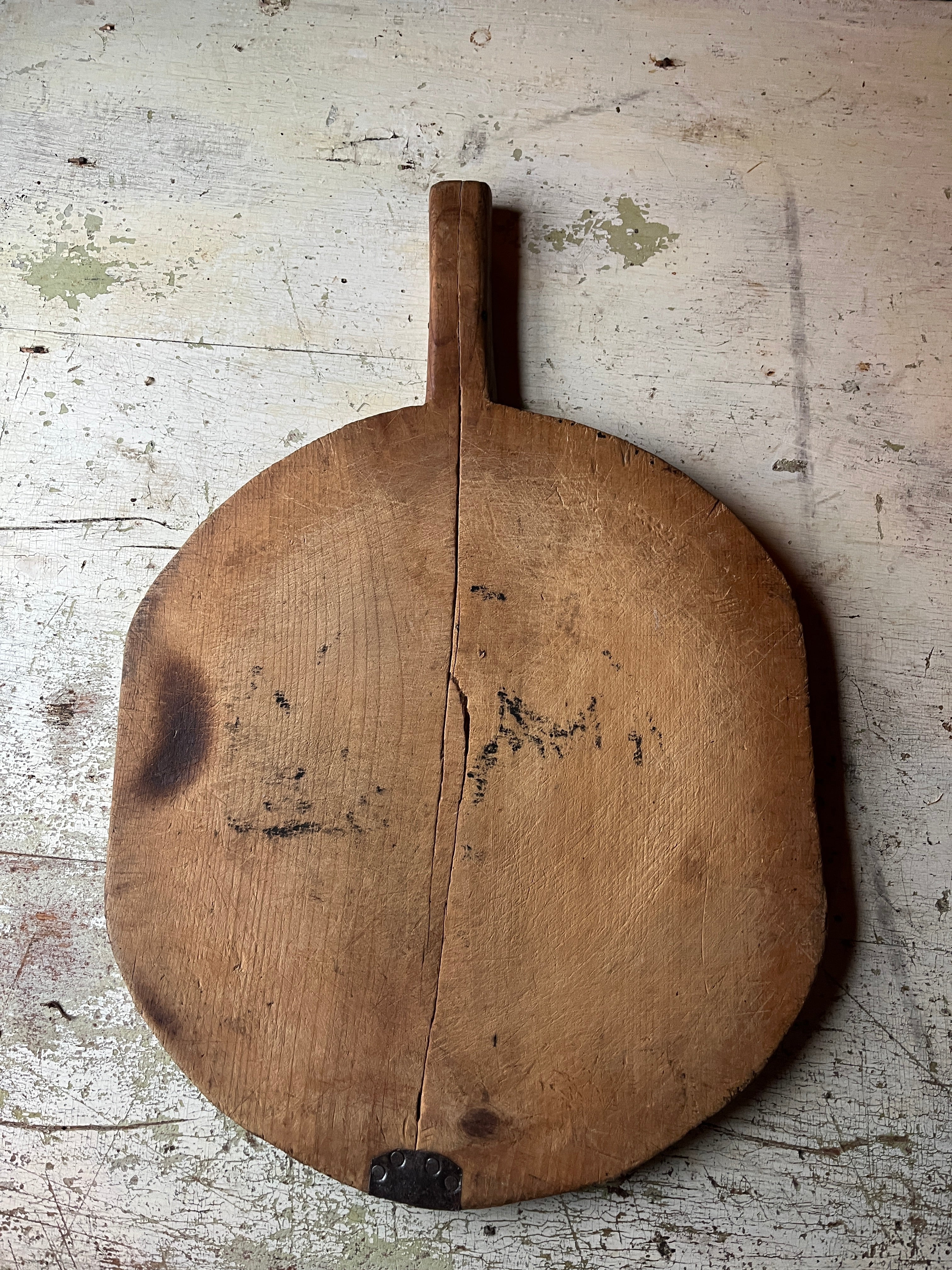 Rund vintage pizzafjøl i tre med rustikk patina og håndtak 39x34 cm