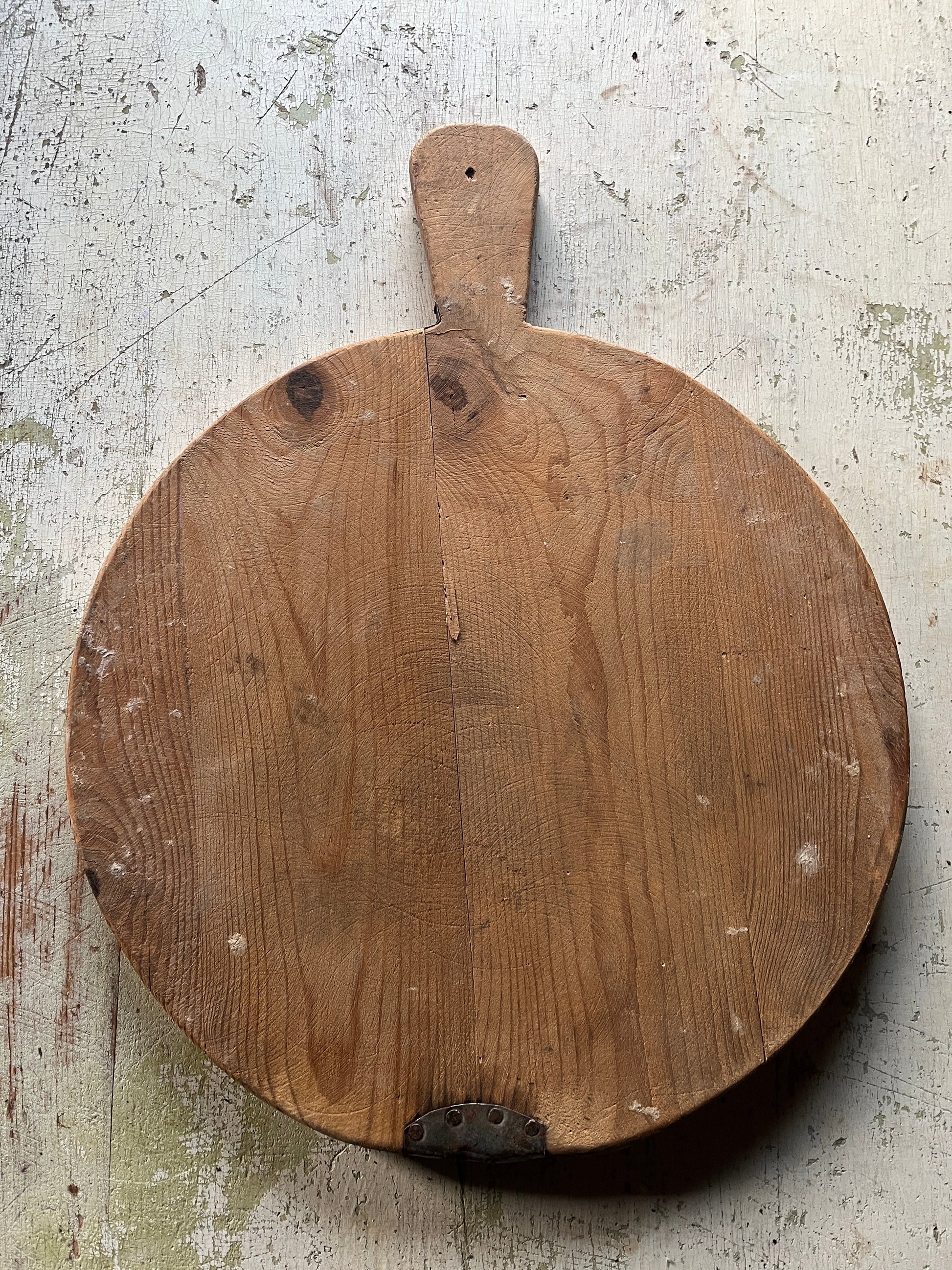 Bakside av rund vintage trefjøl i tre med naturlig patina