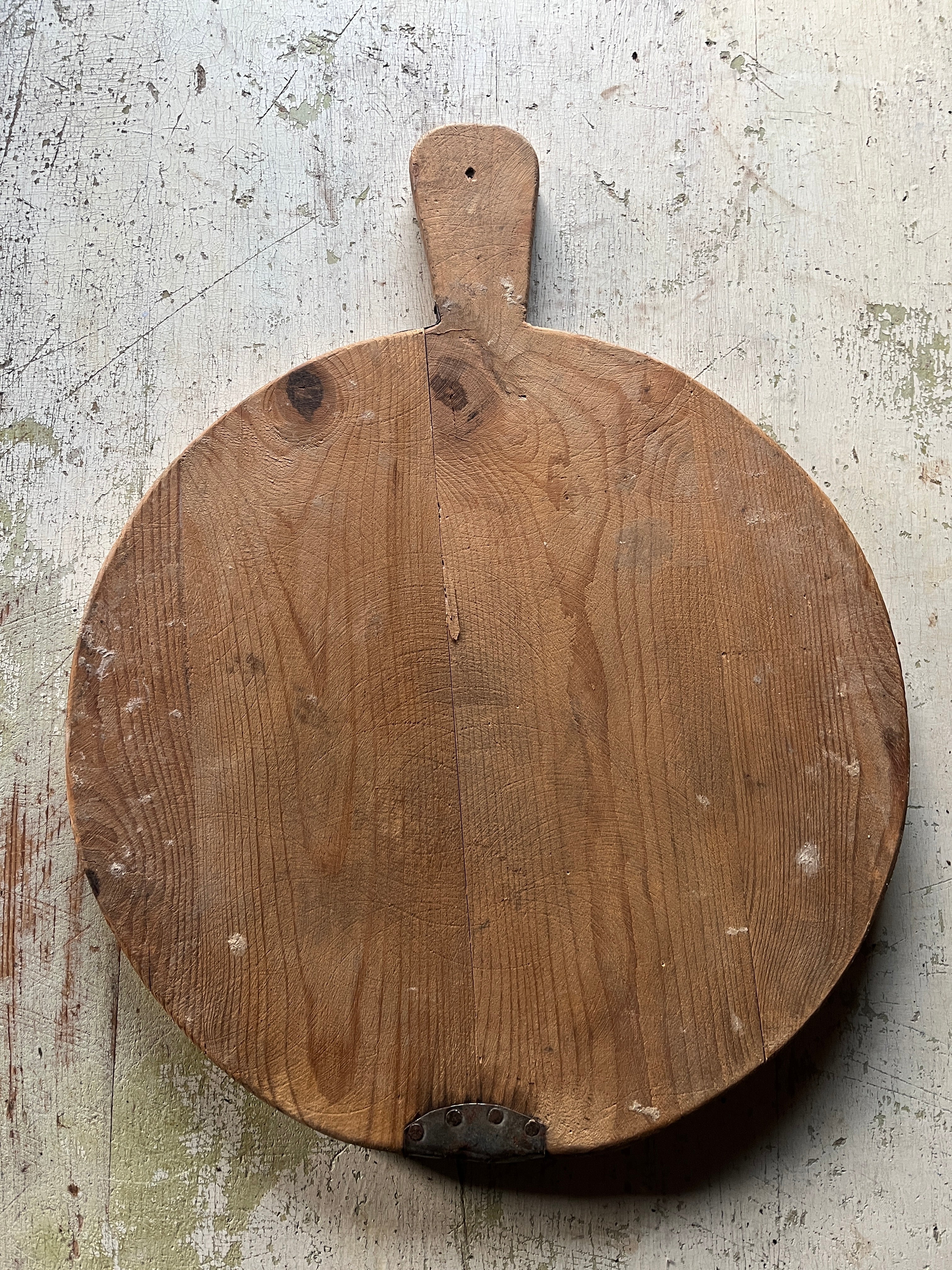 Bakside av rund vintage trefjøl i tre med naturlig patina