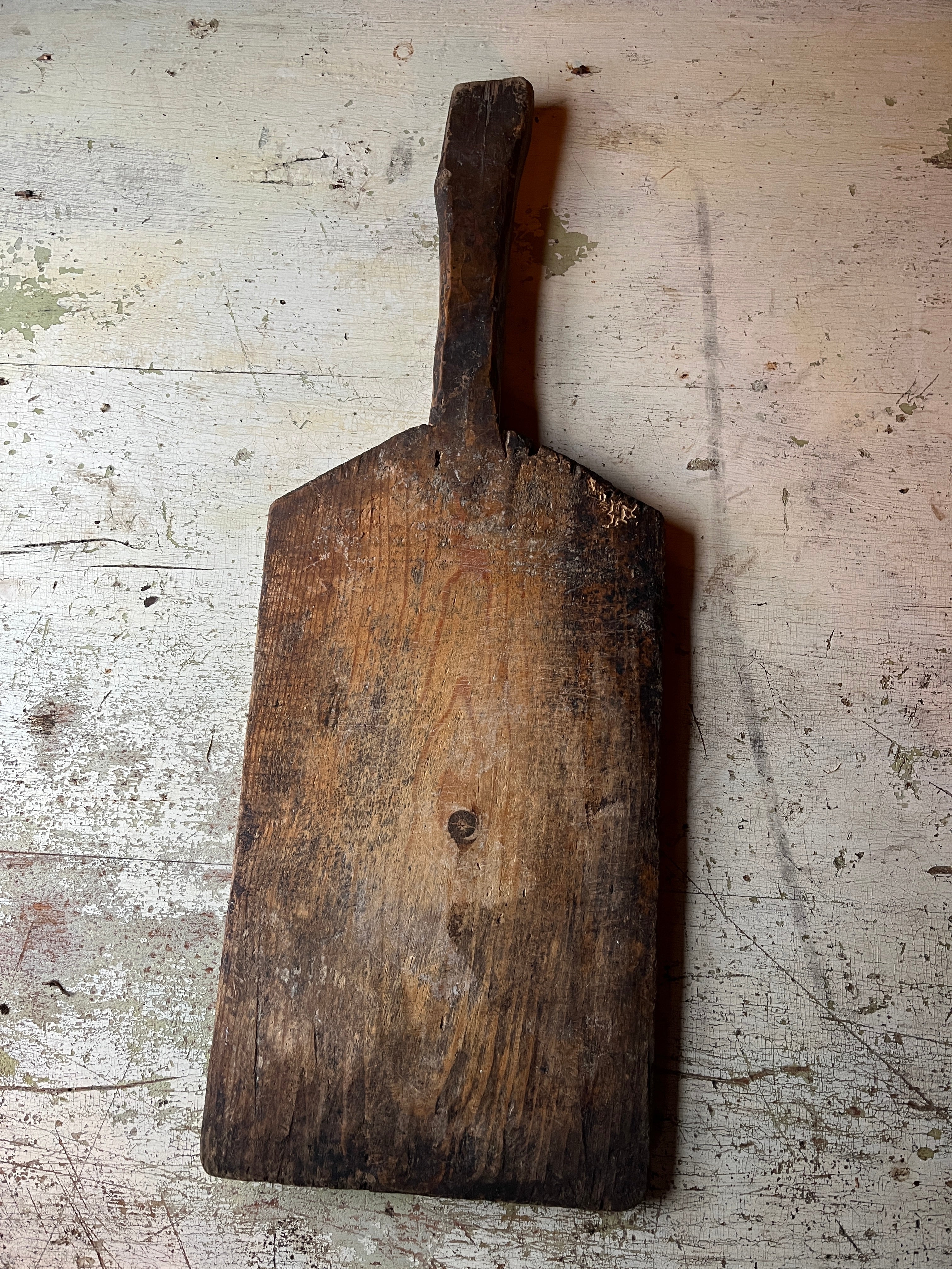 Bakside av smal vintage fjøl i tre med rustikk patina