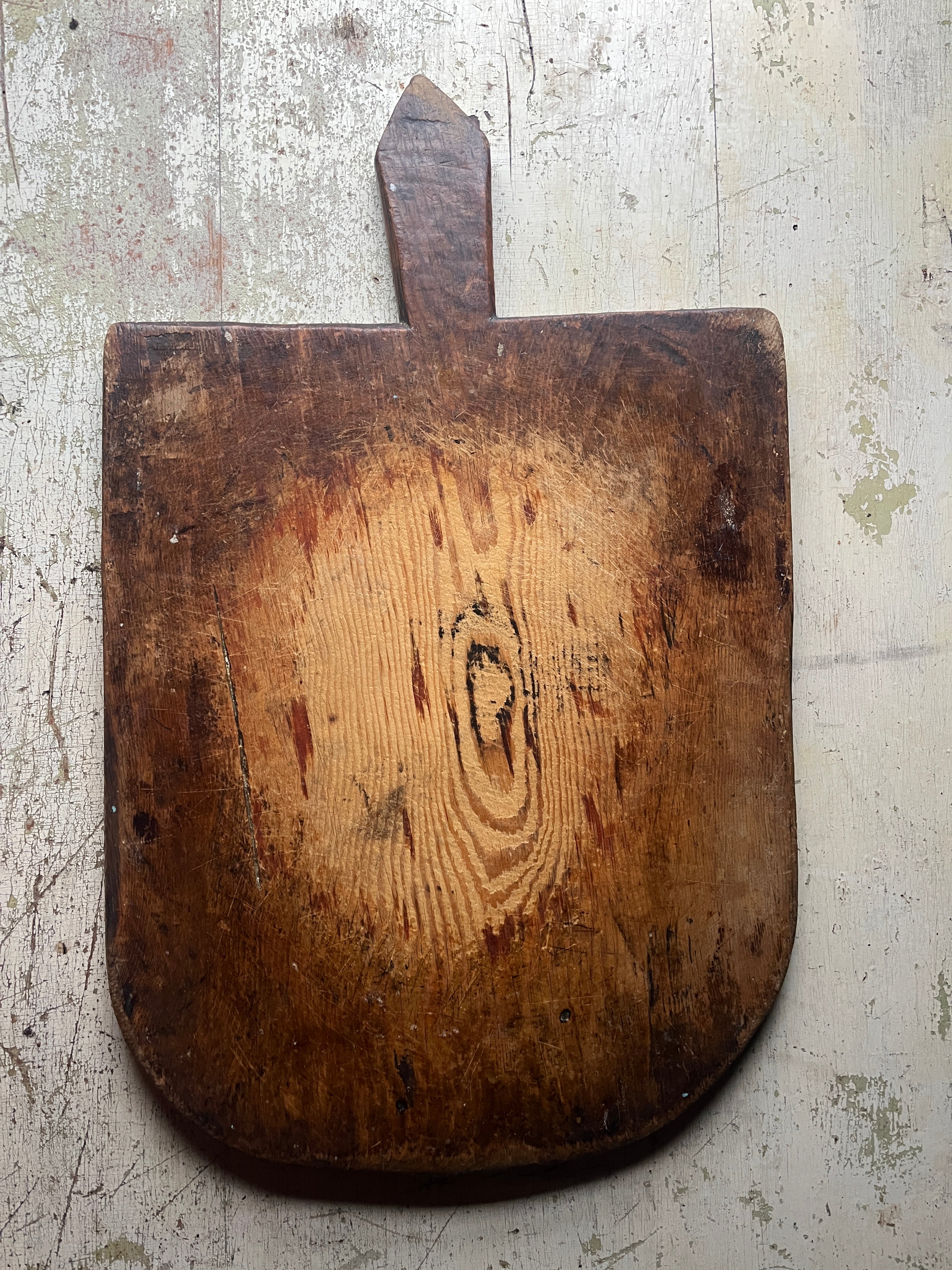 Bakside av stor vintage trefjøl med naturlig patina og vakre årringer