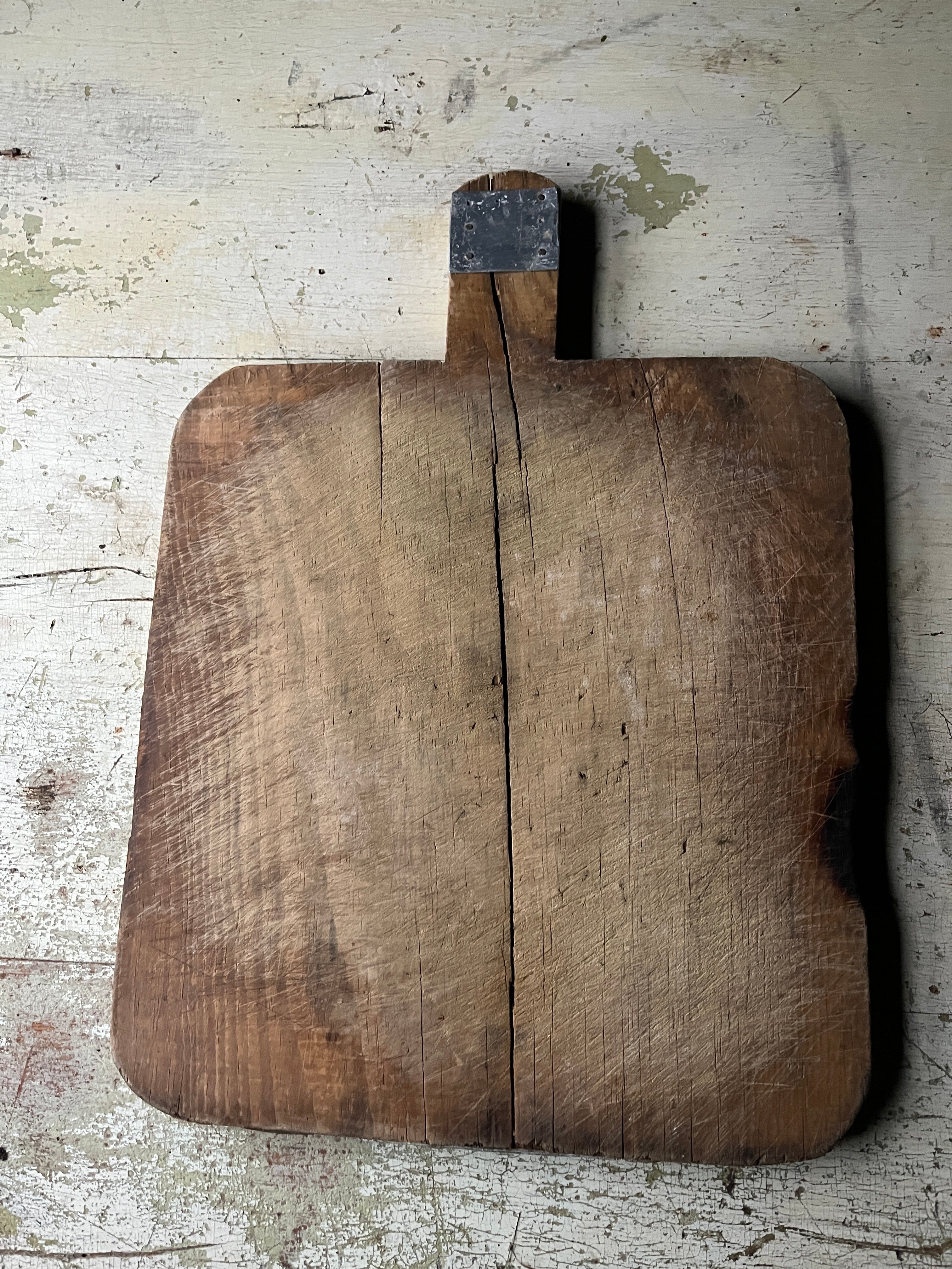 Rustikk vintage fjøl i tre med håndtak og naturlig patina 34x31 cm