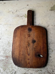 Rustikk vintage fjøl i tre 35x29 cm med mørk patina og håndtak