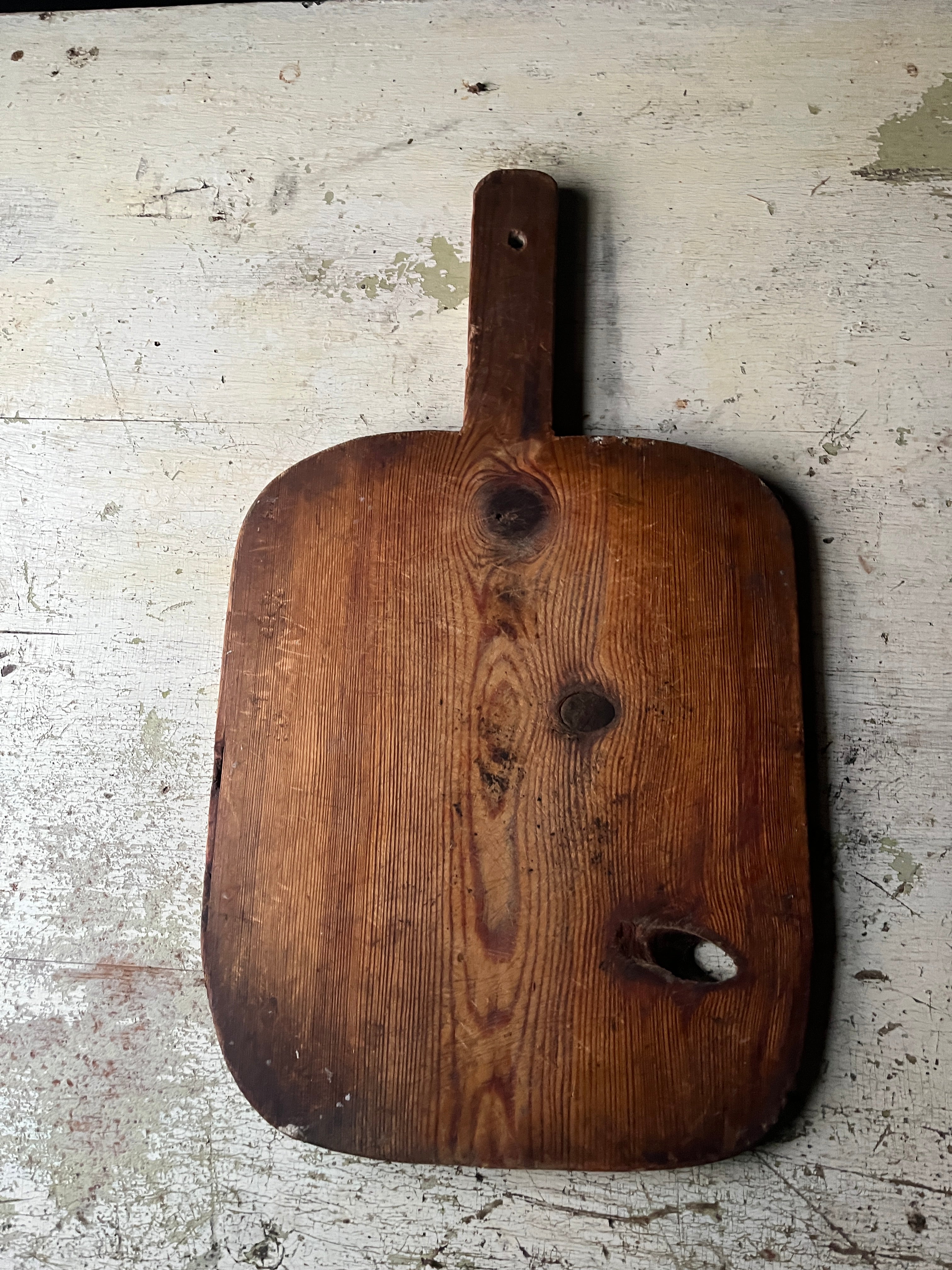 Rustikk vintage fjøl i tre 35x29 cm med mørk patina og håndtak