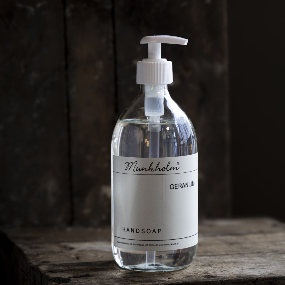 haandsaape-paa-glassflaske-geranium