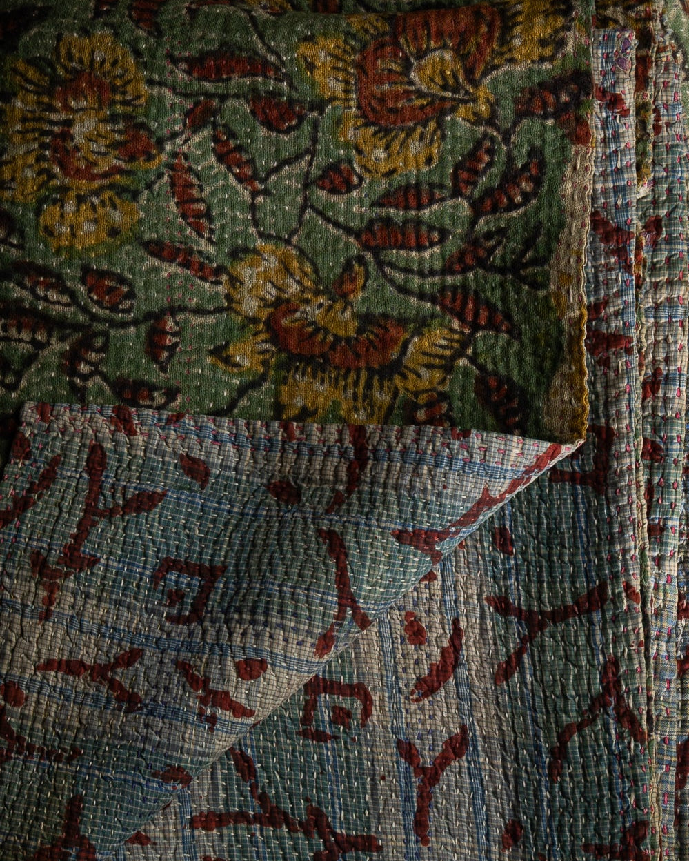 Detaljbilde av sariteppe med flere farger 