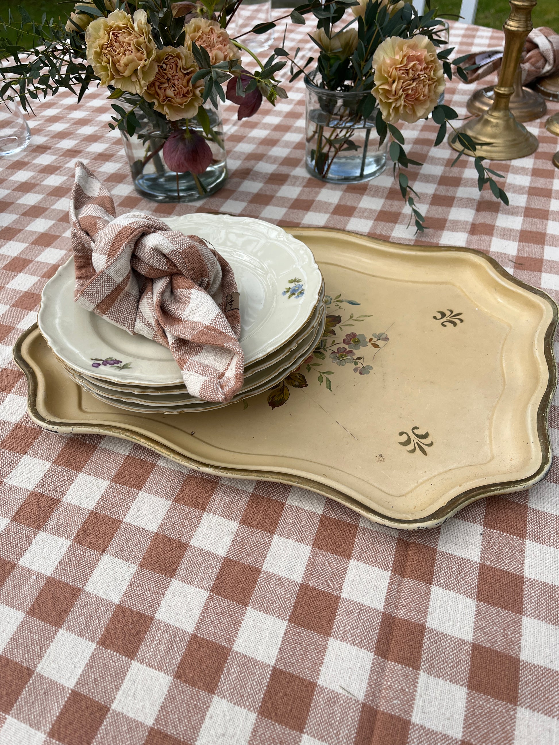 gammelt-serveringsbrett-med-blomstermotiv