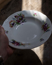 haand-som-holder-skaal-blomstermotiv