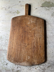 skjaerefjol-av-tre-paa-bord