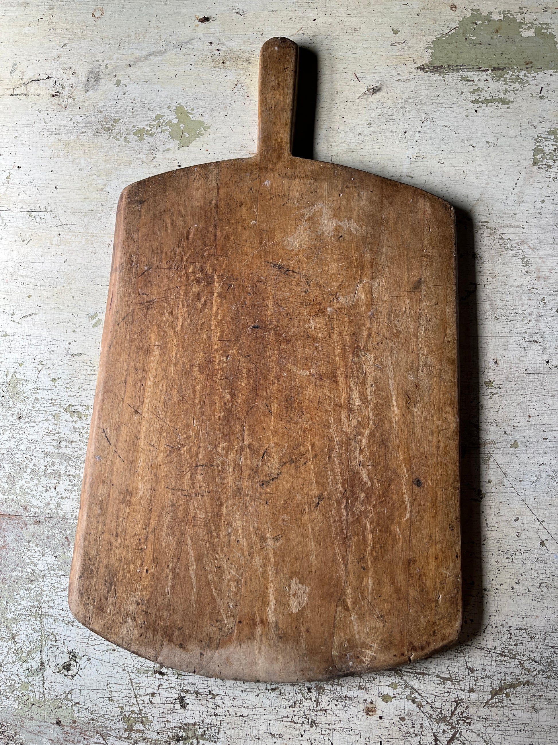 skjaerefjol-av-tre-paa-bord