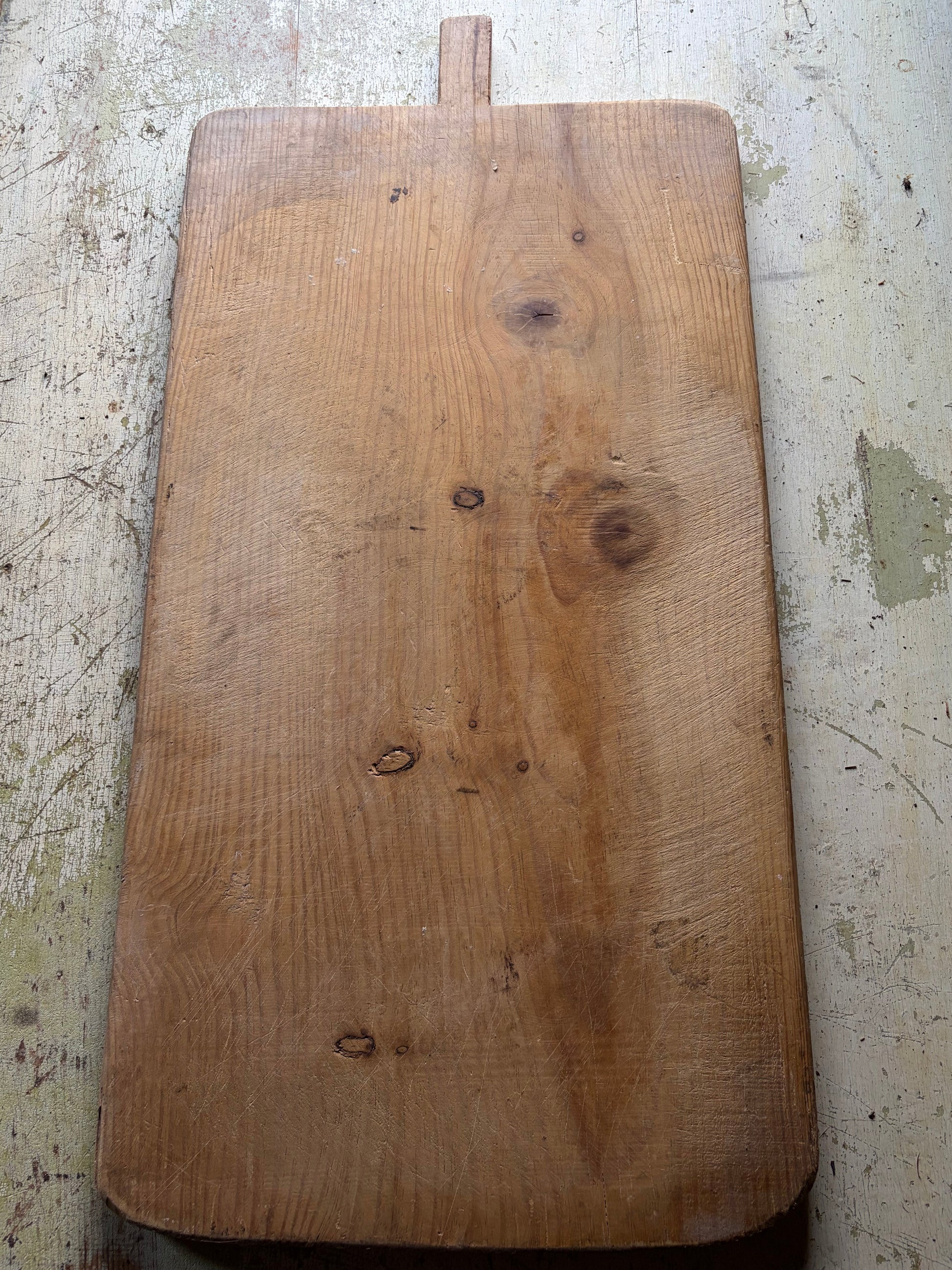 lang-smal-vintage-trefjol-paa-bord