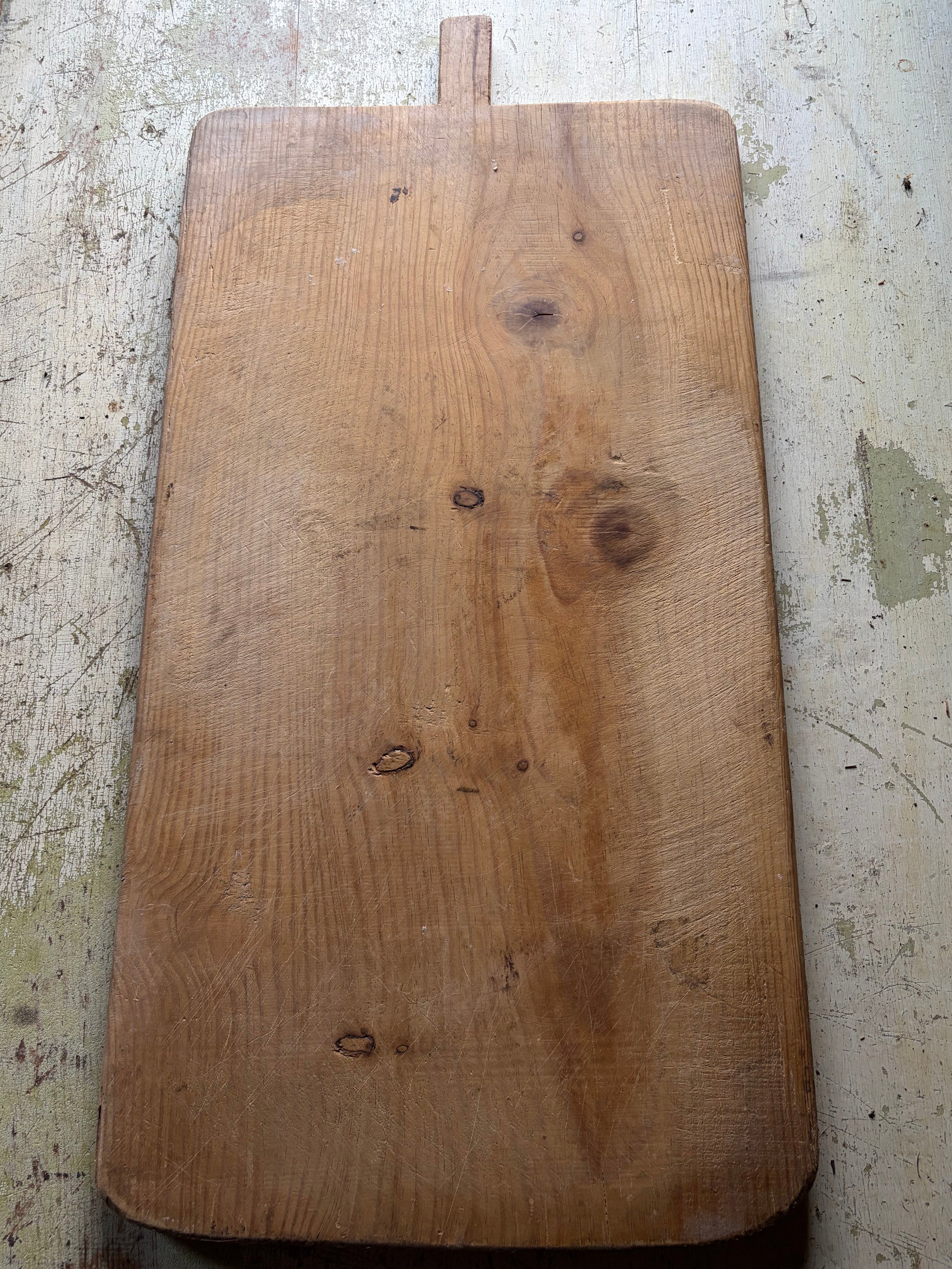 lang-smal-vintage-trefjol-paa-bord