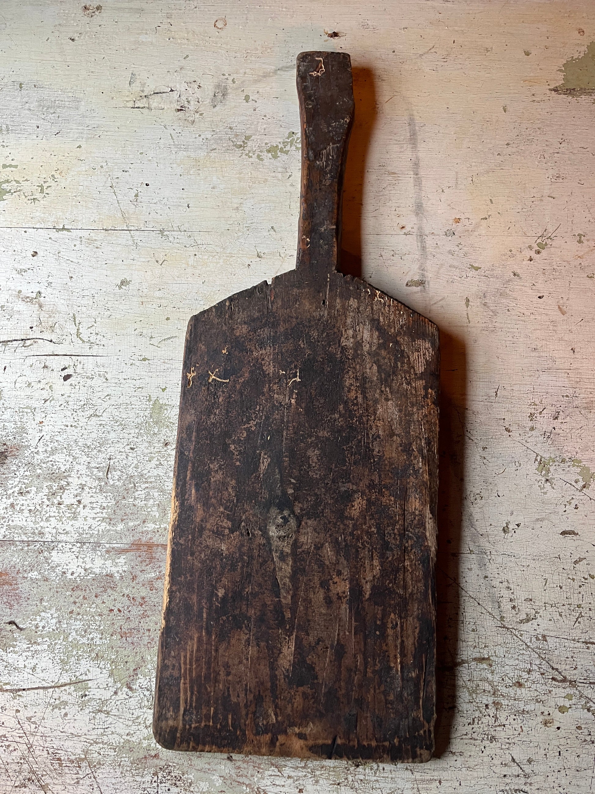 Smal vintage fjøl i tre med mørk patina og langt håndtak 40x22 cm