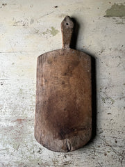 Smal vintage serveringsfjøl i tre 40x23 cm med rustikk patina