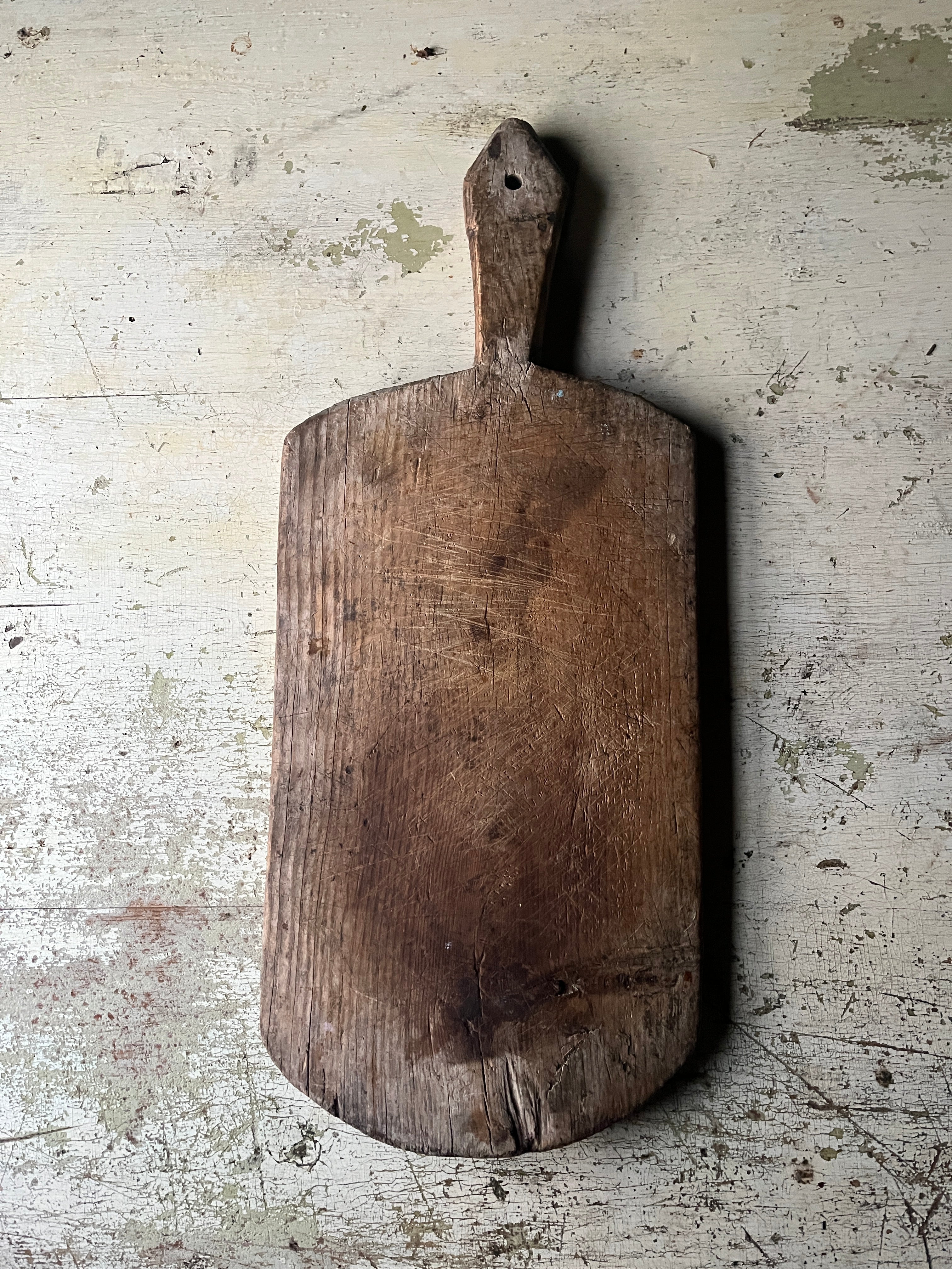 Smal vintage serveringsfjøl i tre 40x23 cm med rustikk patina
