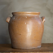 brunglasert-krukke-med-hvit-flekk-og-to-hanker