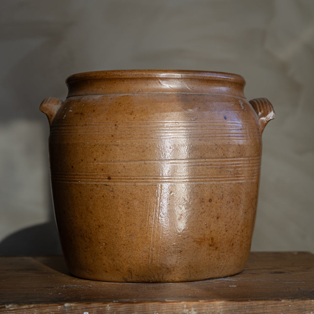 stor-krukke-med-to-hanker-brunglasert