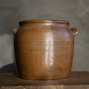 stor-krukke-med-to-hanker-brunglasert