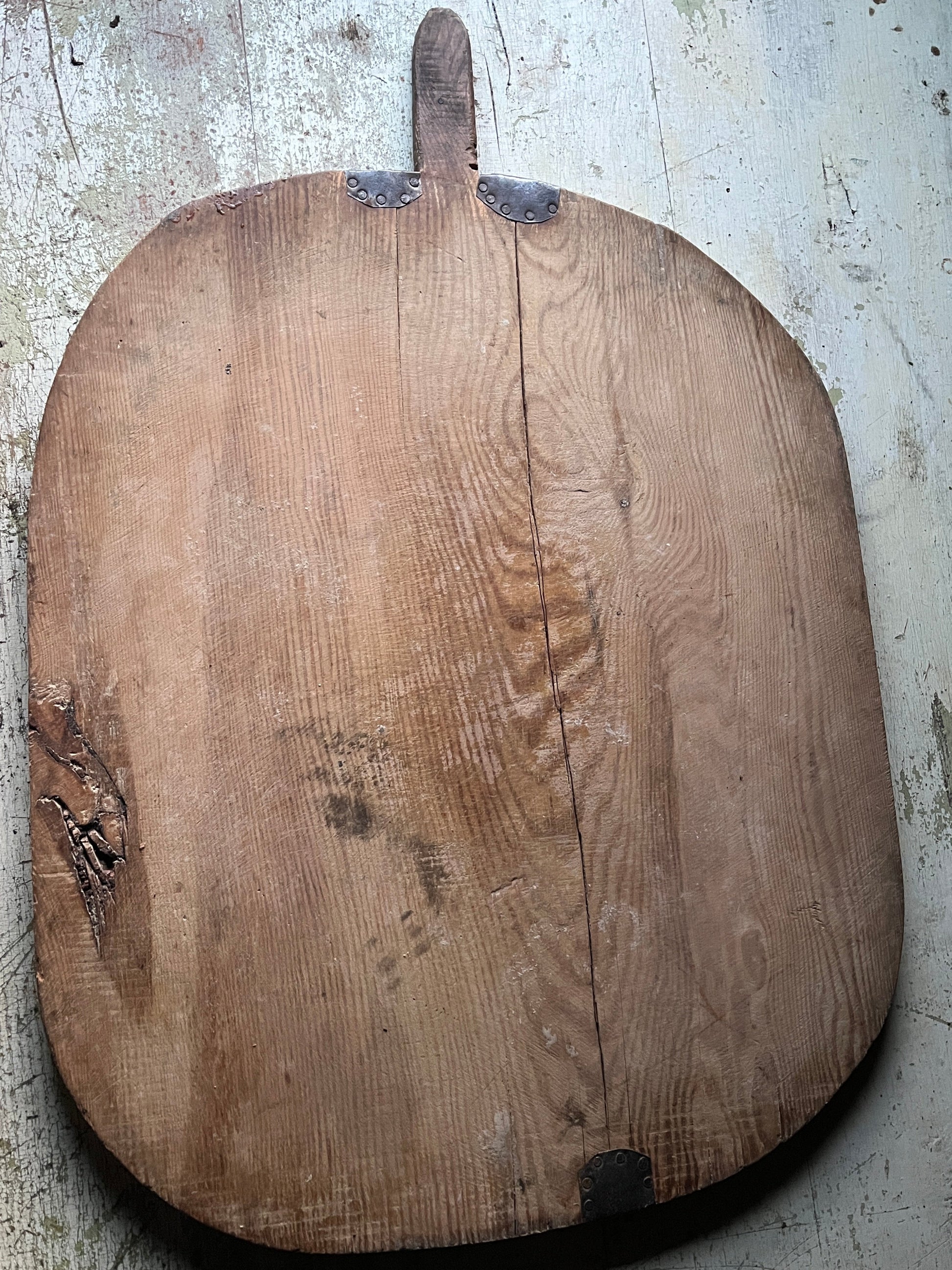 Stor rund vintage pizzafjøl i tre 68x54 cm med rustikk patina og metallbeslag