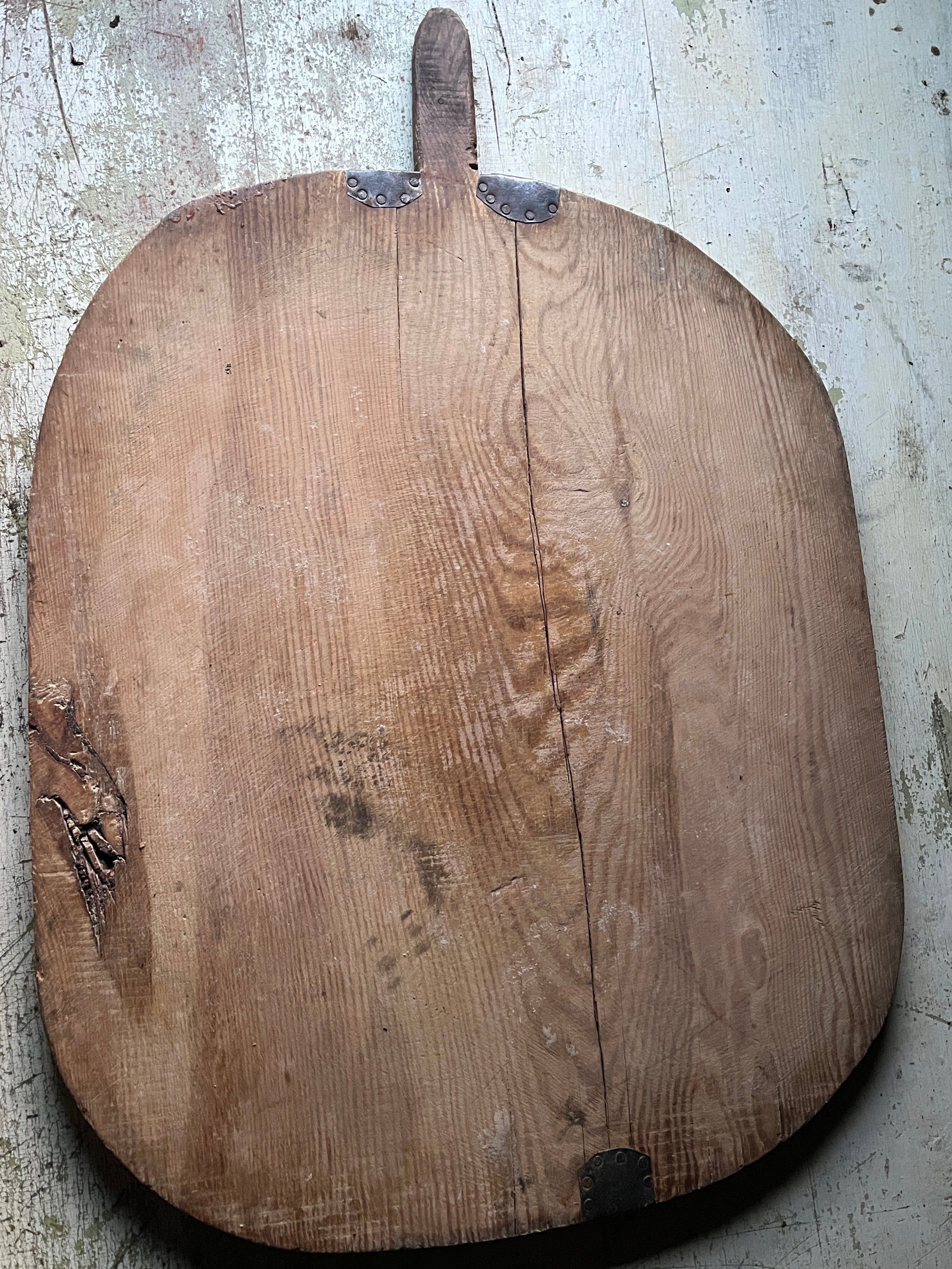 Stor rund vintage pizzafjøl i tre 68x54 cm med rustikk patina og metallbeslag