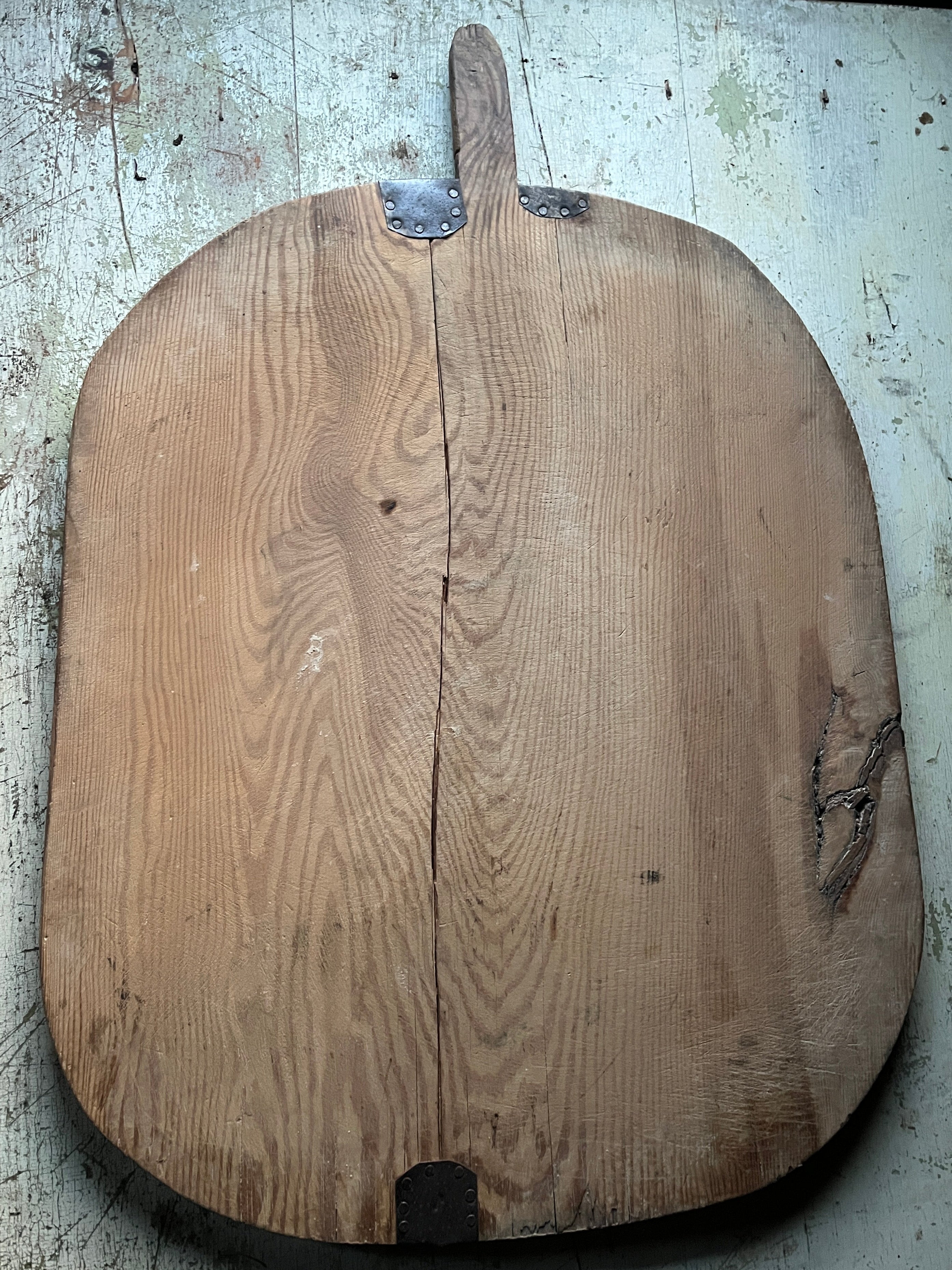 Bakside av stor rund vintage fjøl i tre med naturlig patina