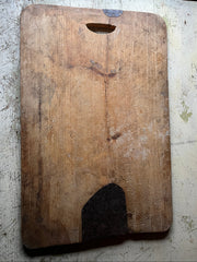 Stor vintage fjøl i tre med rustikk patina og håndtak 70x46 cm