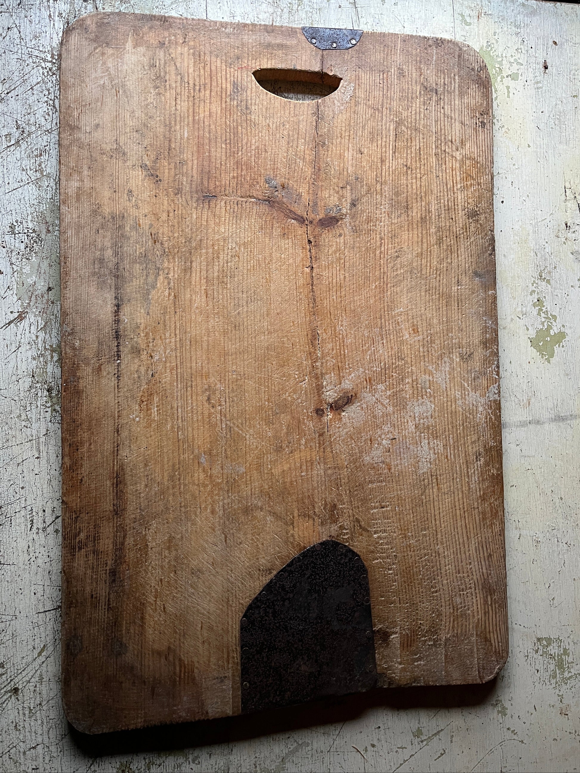 Stor vintage fjøl i tre med rustikk patina og håndtak 70x46 cm