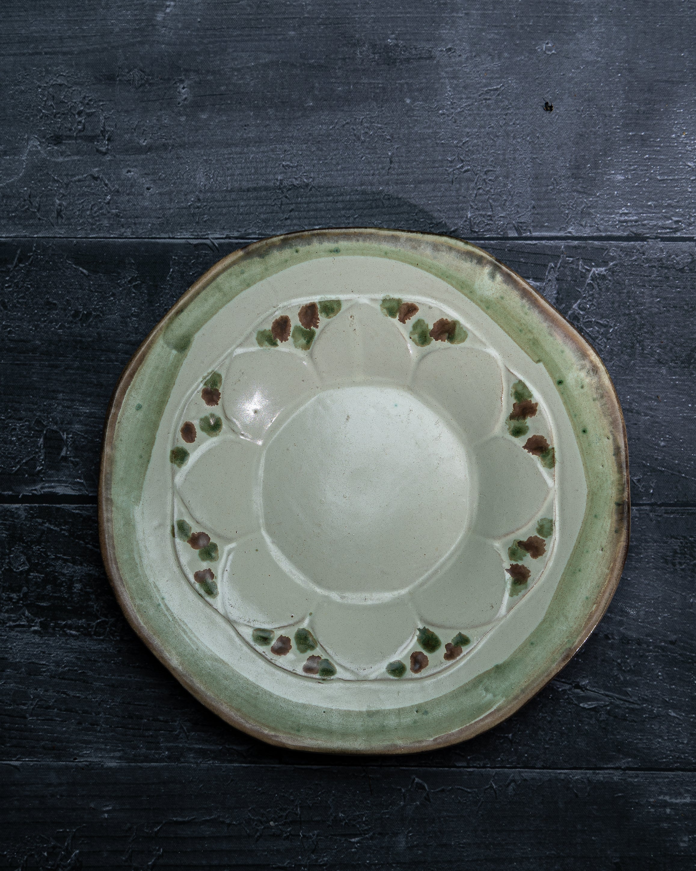 stort-keramikkfat-i-rolige-farger-med-graa-bakgrunn