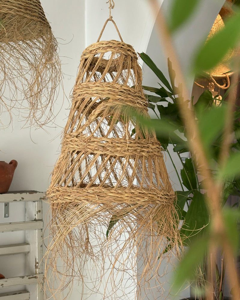 Håndflettet taklampe av strå med frynser 