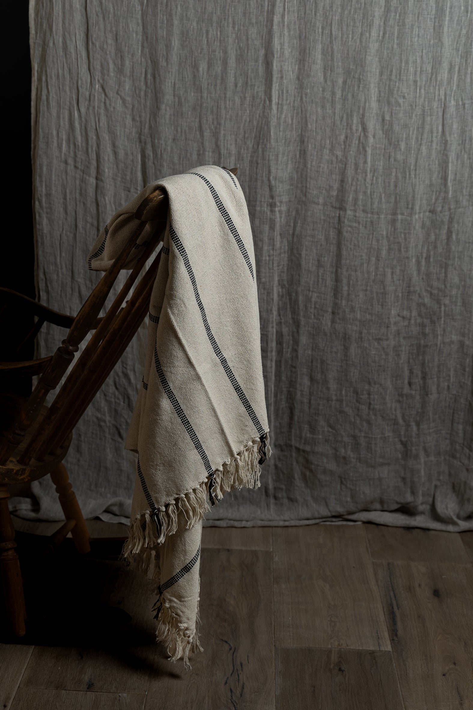 Stripete pledd 130x180 cm - natur og sort