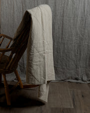 lyst-pledd-hengende-over-gyngestol