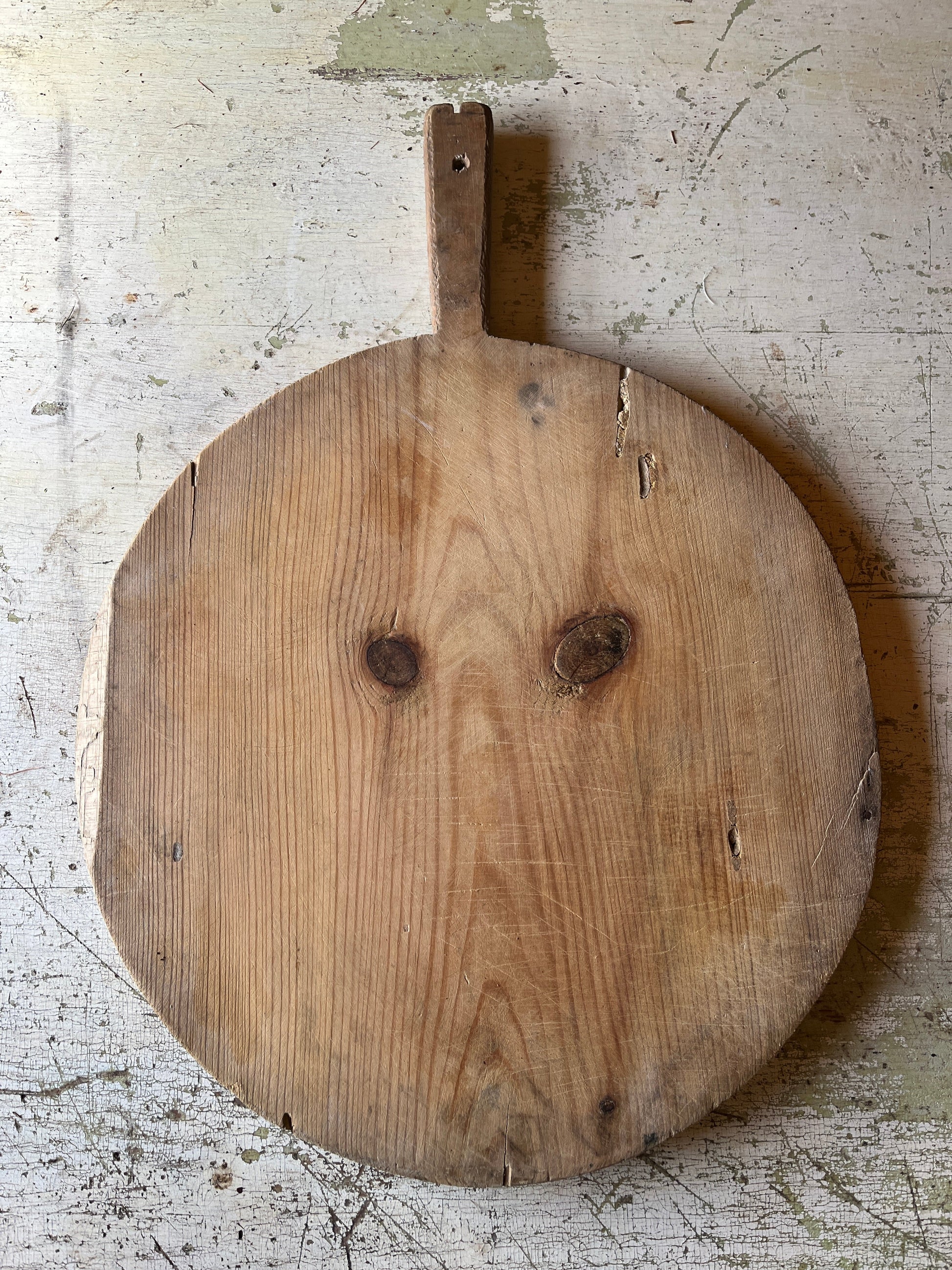 trefjol-med-herlig-patina-paa-bord