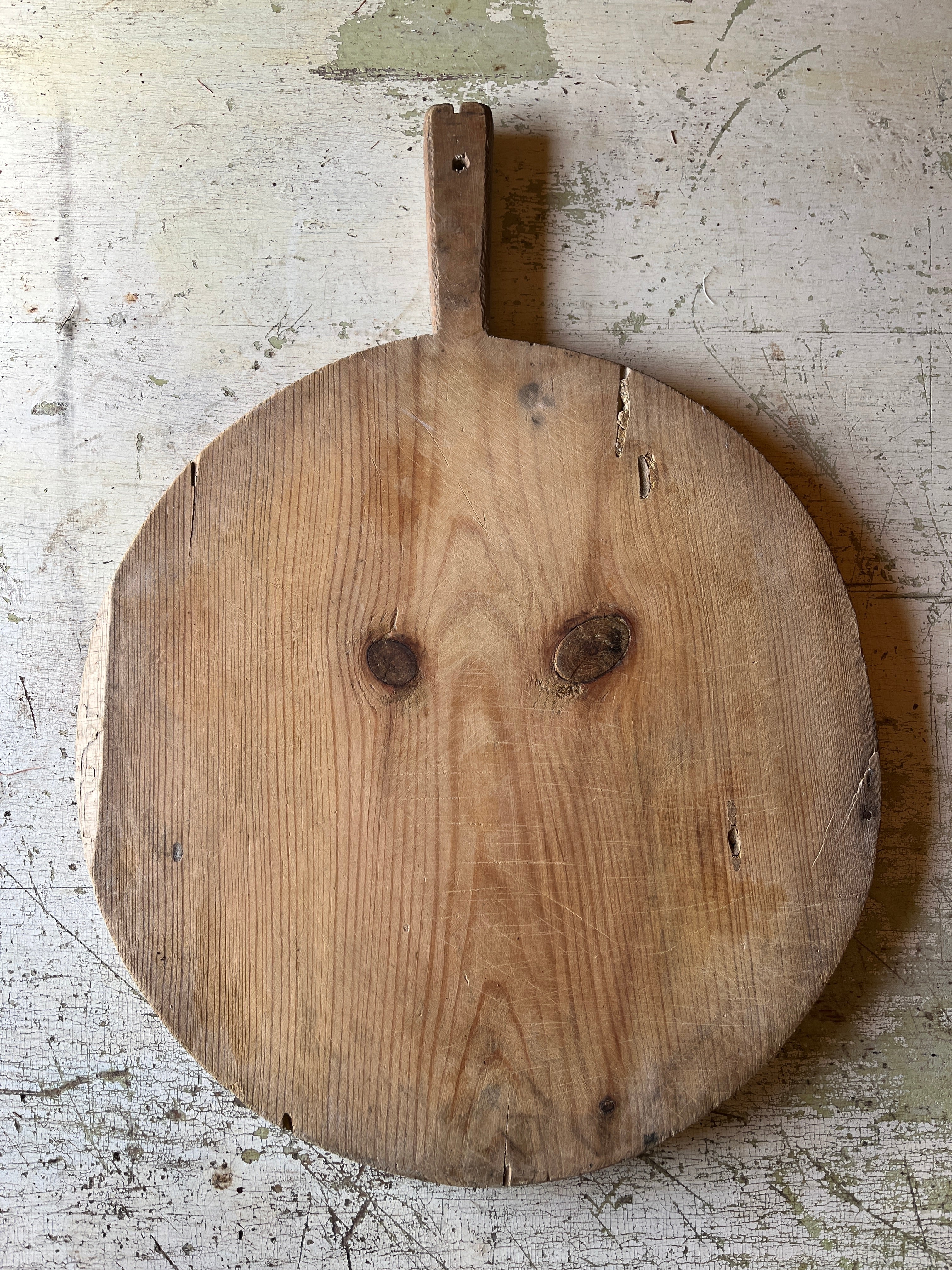 trefjol-med-herlig-patina-paa-bord
