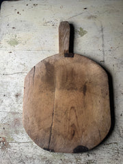 Tyrkisk brødfjøl 40x35 cm med håndtak, rustikk patina og gamle metallbeslag