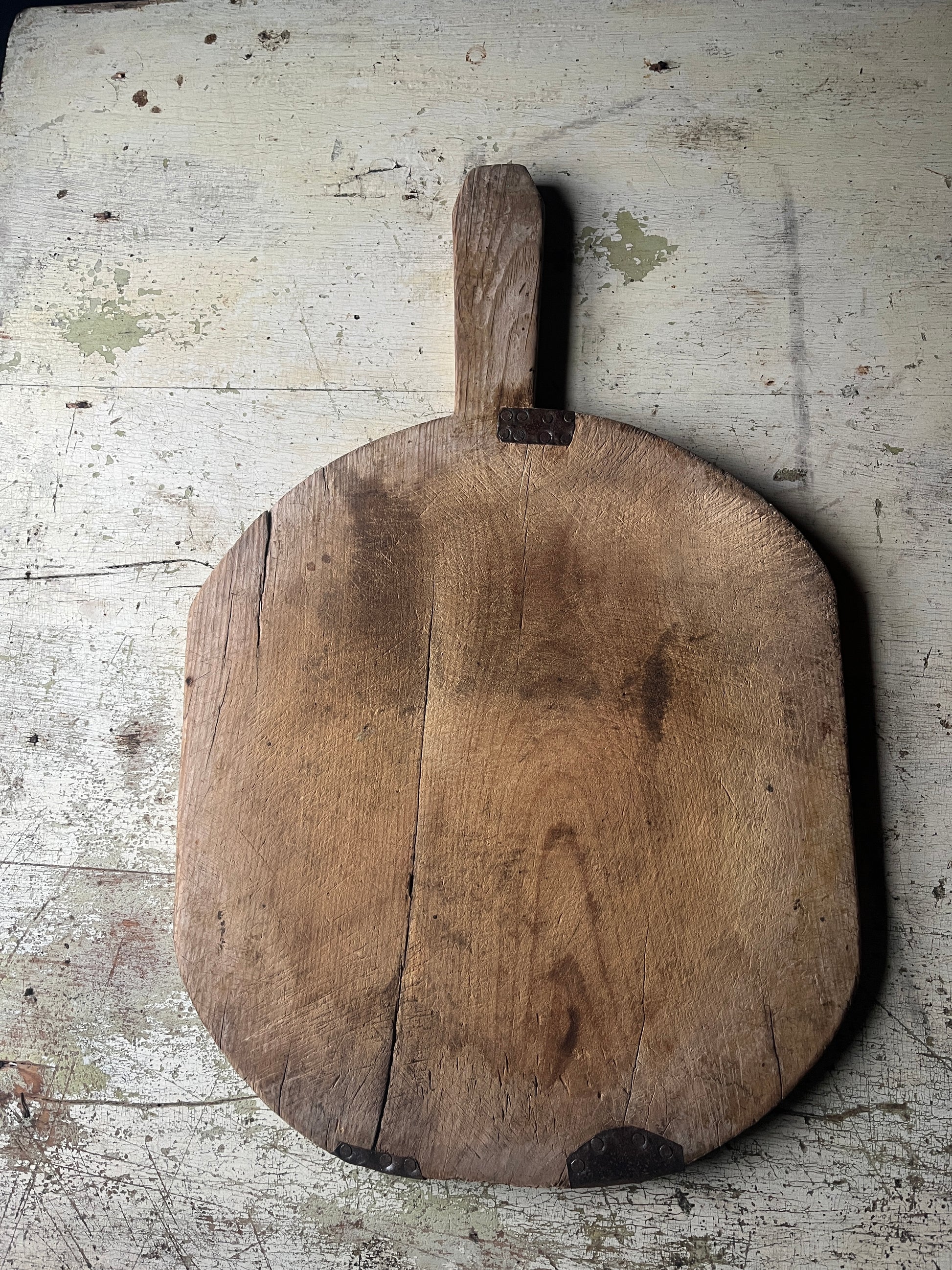 Tyrkisk brødfjøl 40x35 cm med håndtak, rustikk patina og gamle metallbeslag