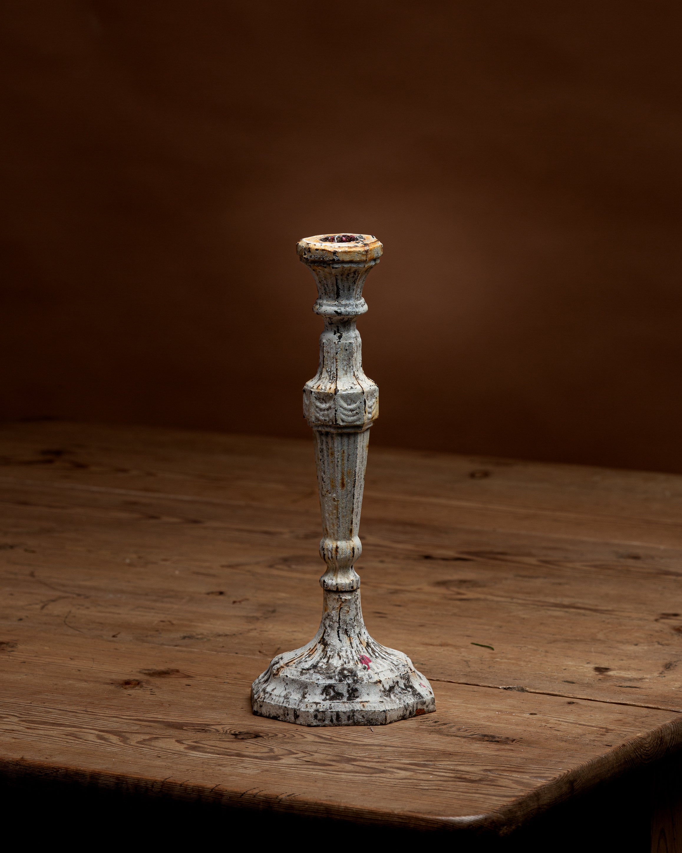 Antikk lysestake med unik patina