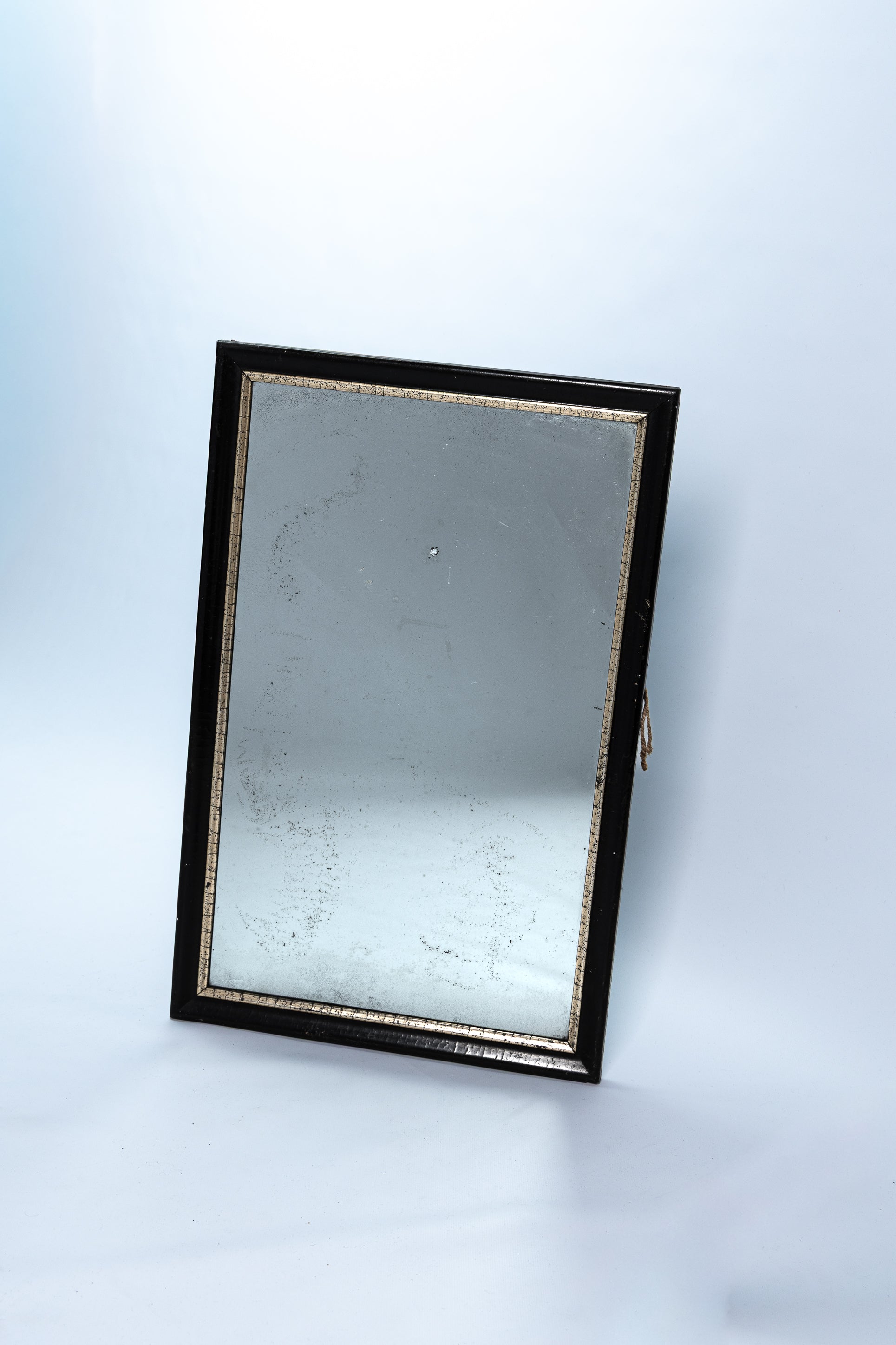 Unikt vintage speil med krakelert glass. Sort ramme med gulldetaljer 