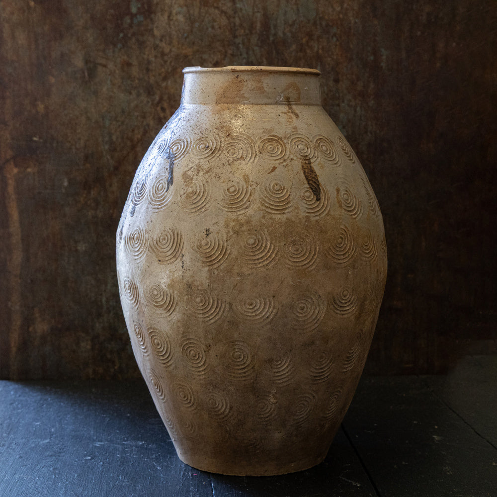 flott-vintage-vase-av keramikk-med-sirkelmonster-staende-pa-bord