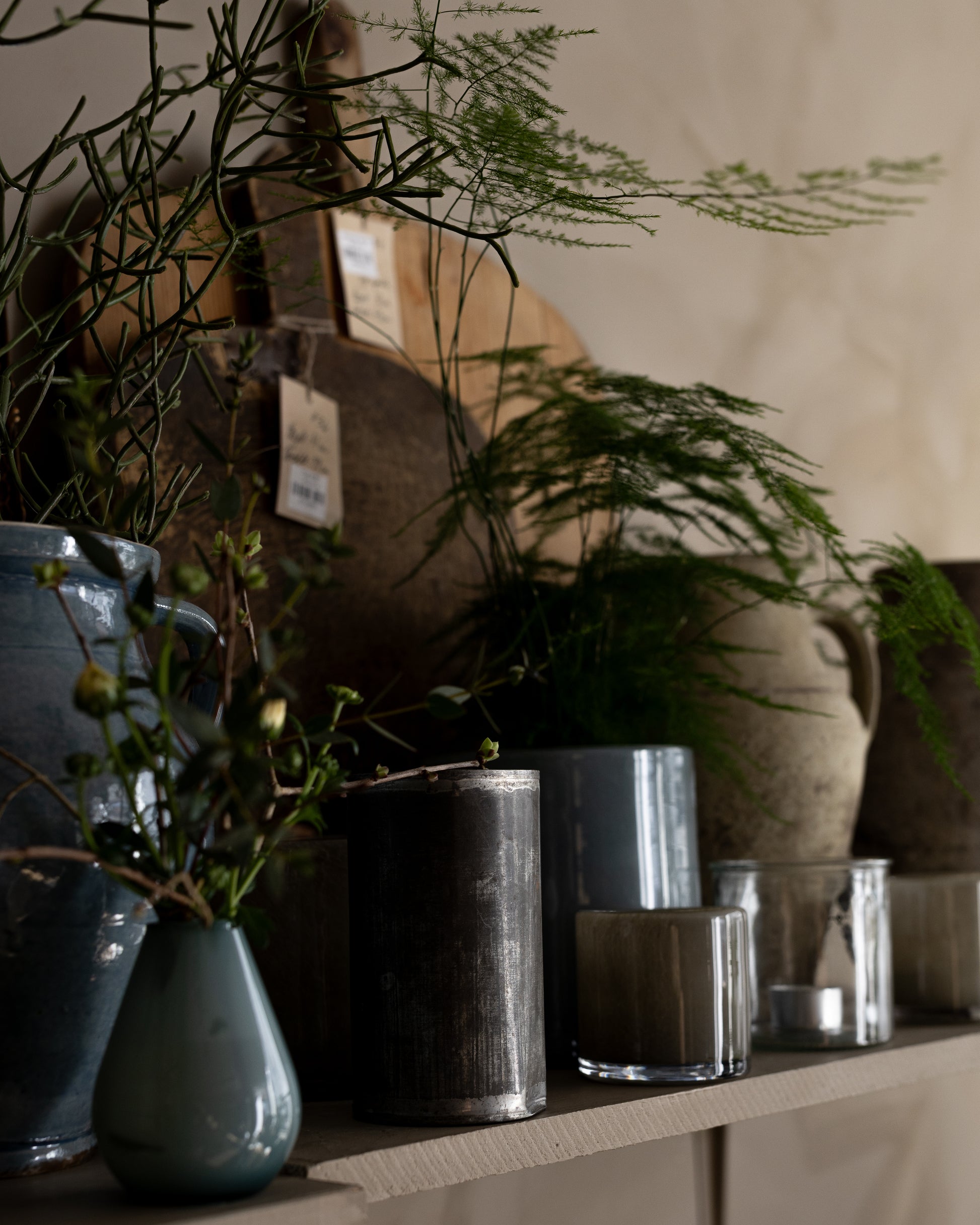 vase-paa-hylle-med-andre-vaser