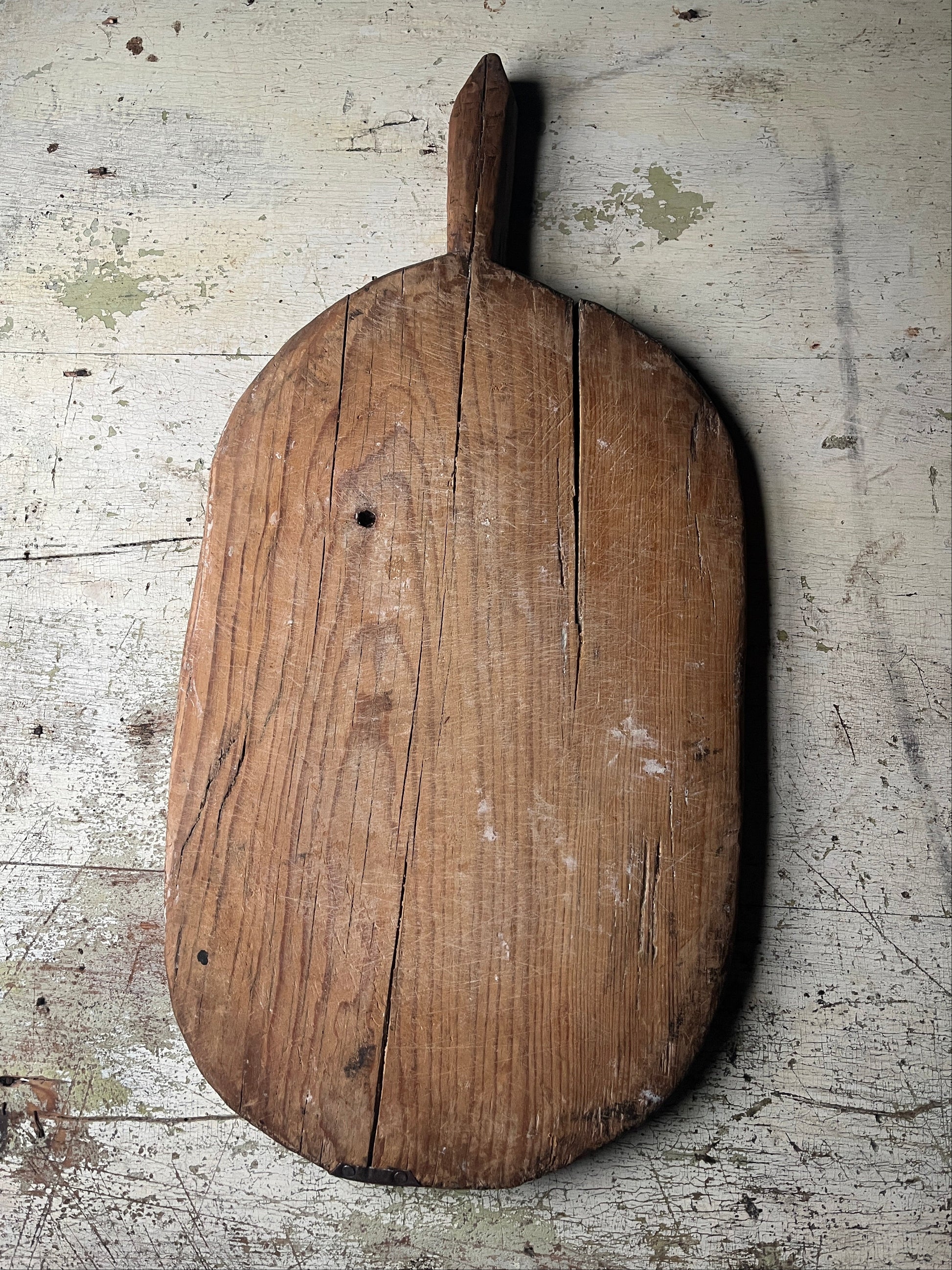 Vintage håndlaget trefjøl fra Tyrkia brukt til brødbaking – rustikk bakefjøl med patina