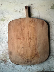 Vintage håndlaget trefjøl fra Tyrkia med naturlig patina og sprekk – rustikk bakefjøl 50 x 43 cm