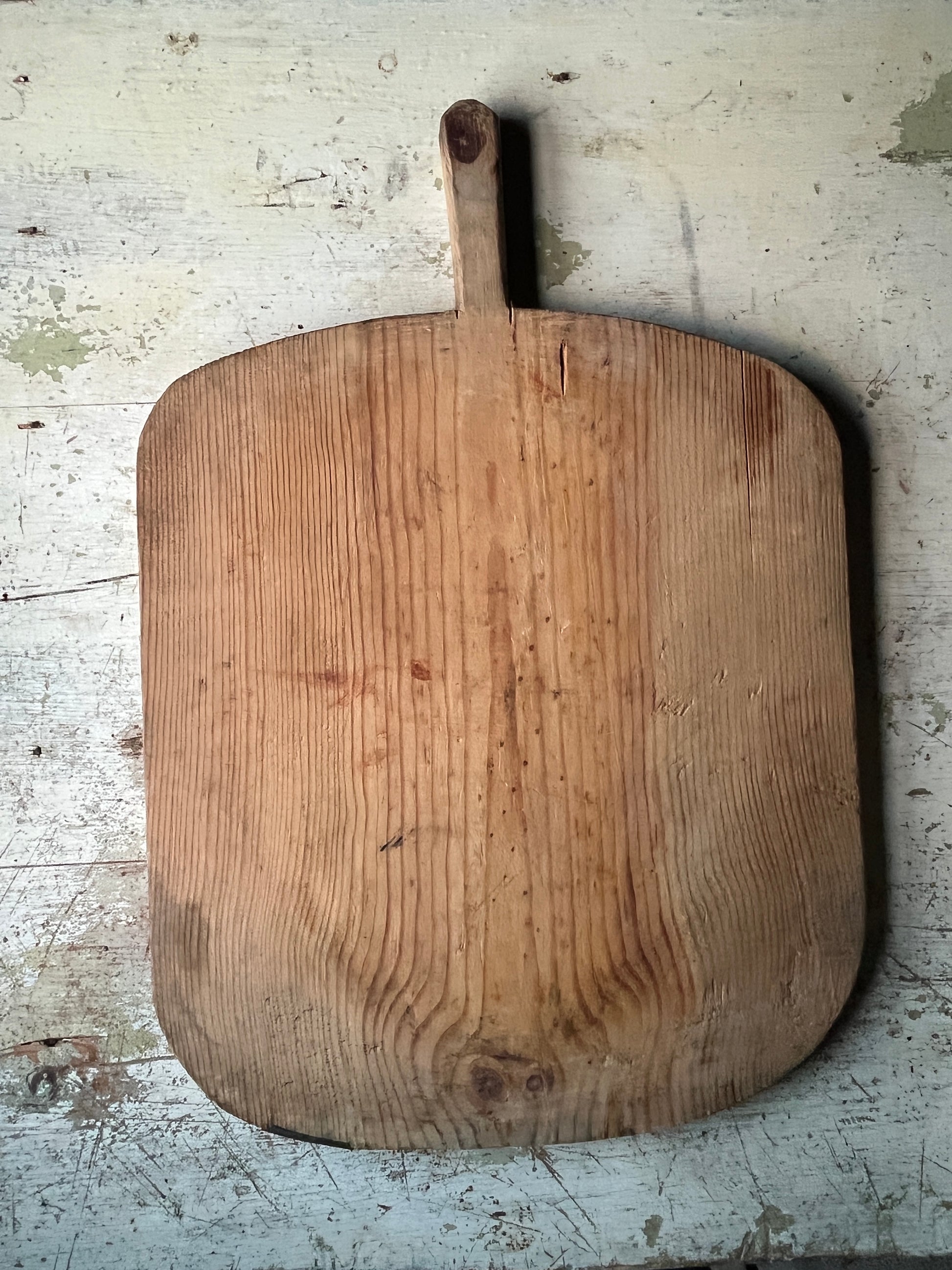 Vintage håndlaget trefjøl fra Tyrkia med naturlig patina og sprekk – rustikk bakefjøl 50 x 43 cm