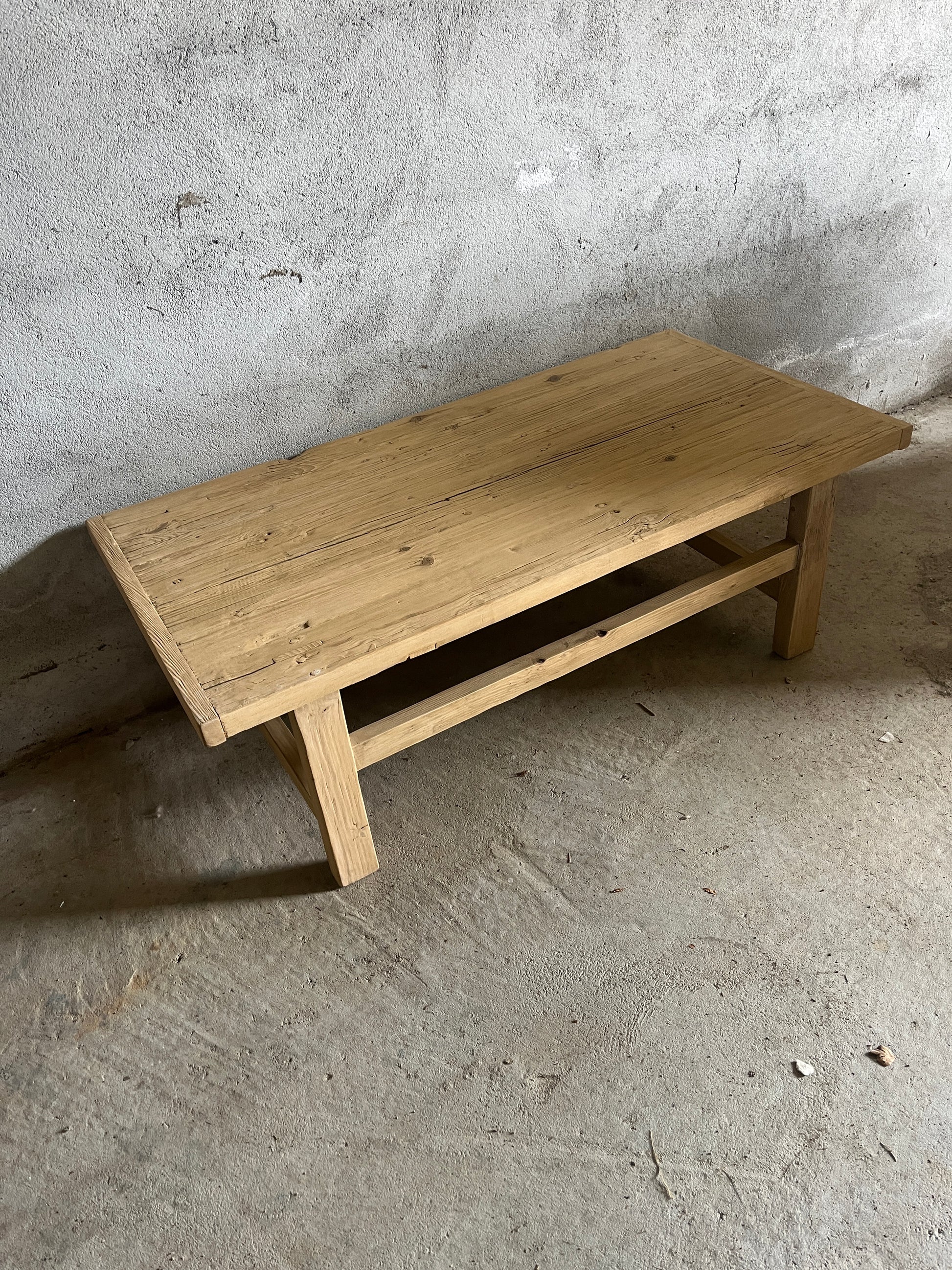 bord-gamle-materialet-paa-graa-bakgrunn