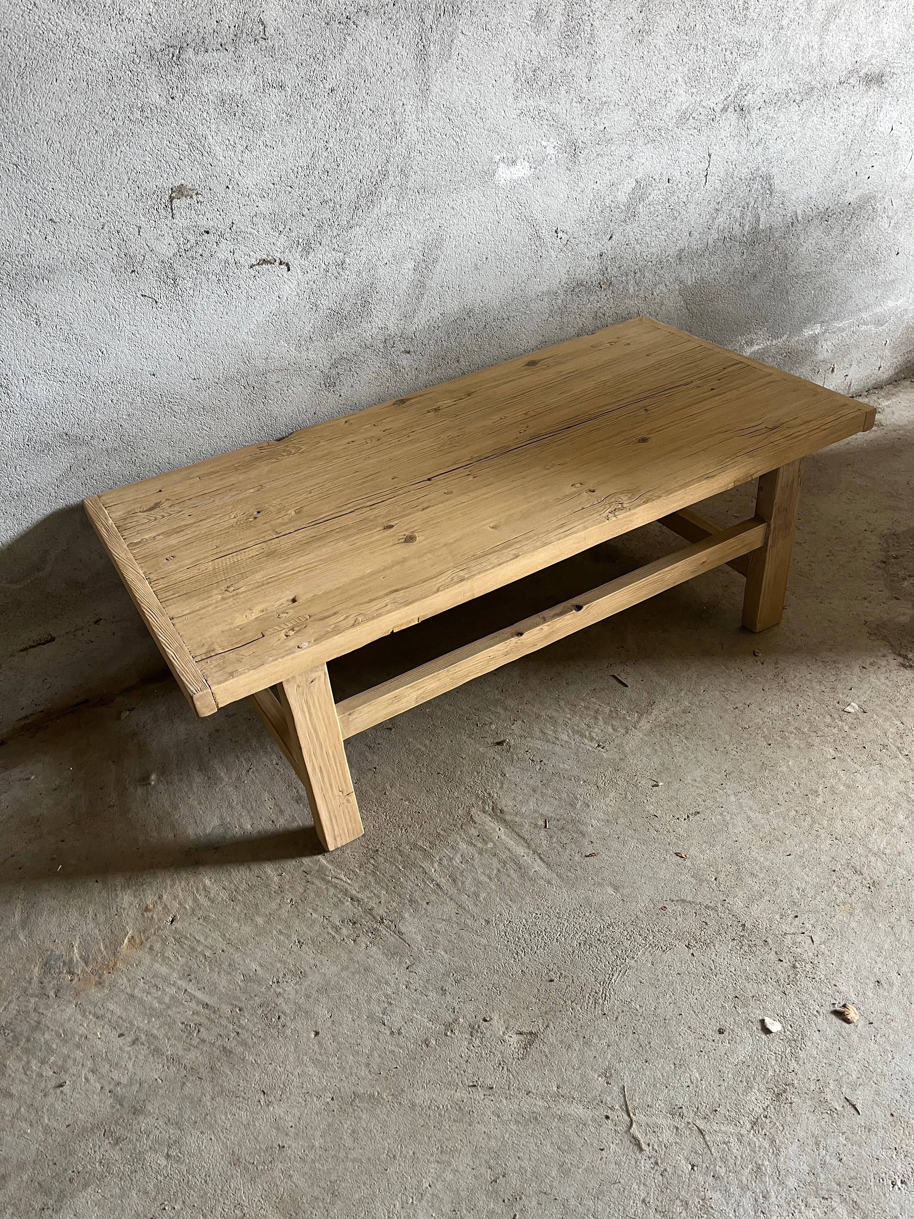 bord-gamle-materialet-paa-graa-bakgrunn
