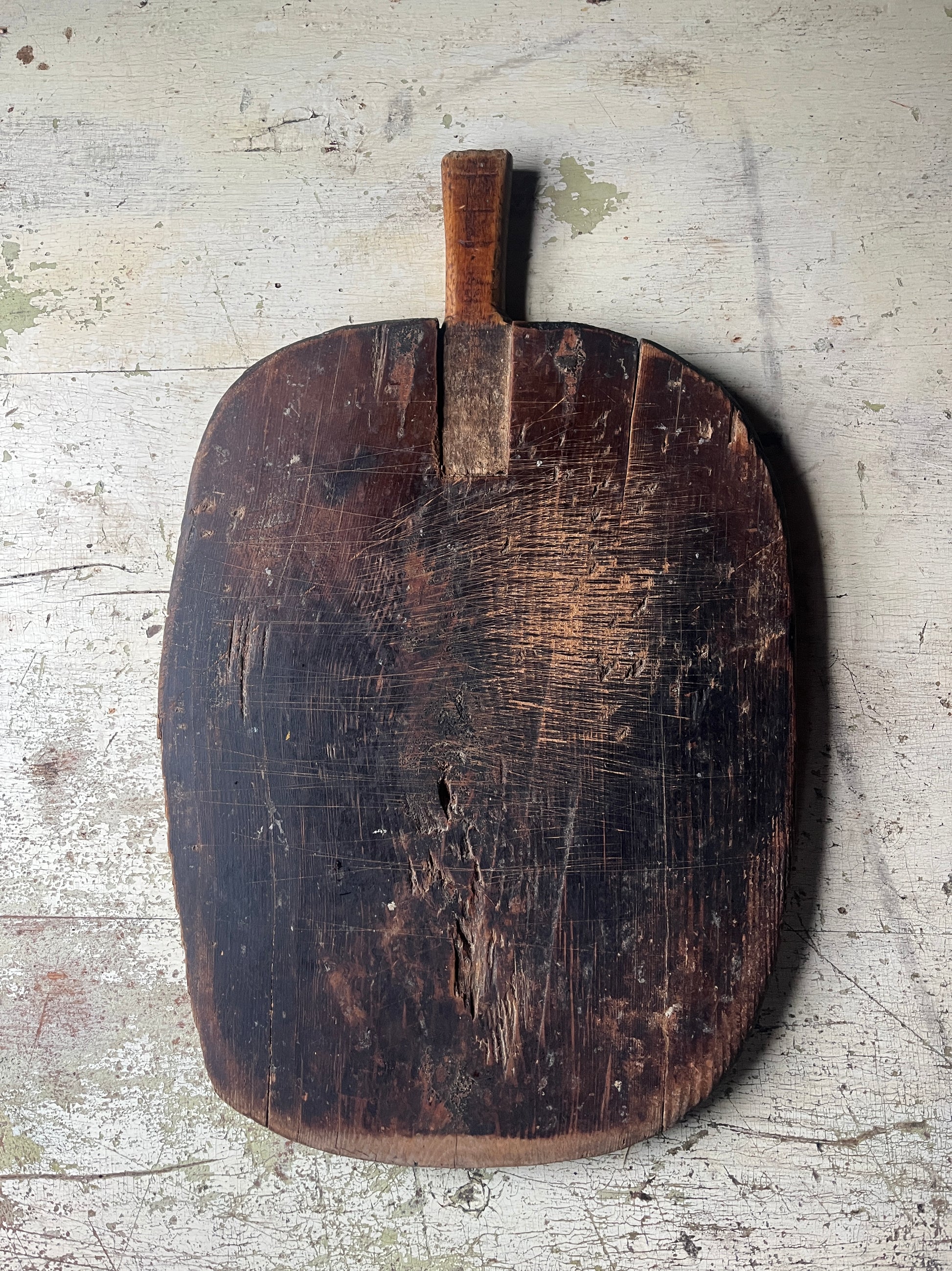 Vintage brødfjøl i tre 41x31 cm med mørk rustikk patina