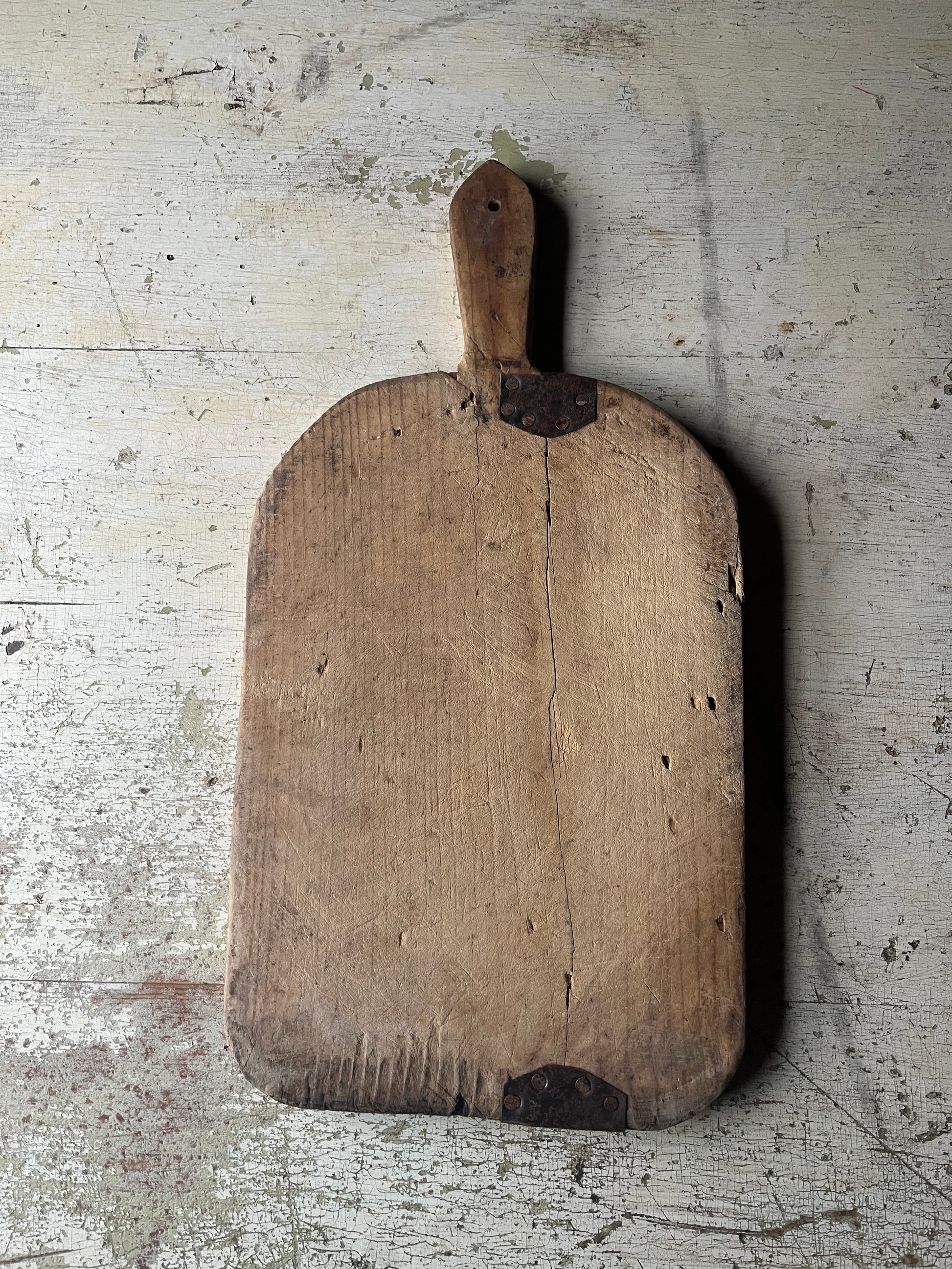 Vintage brødfjøl i tre 32x21 cm med rustikk patina, håndtak og gamle metallbeslag