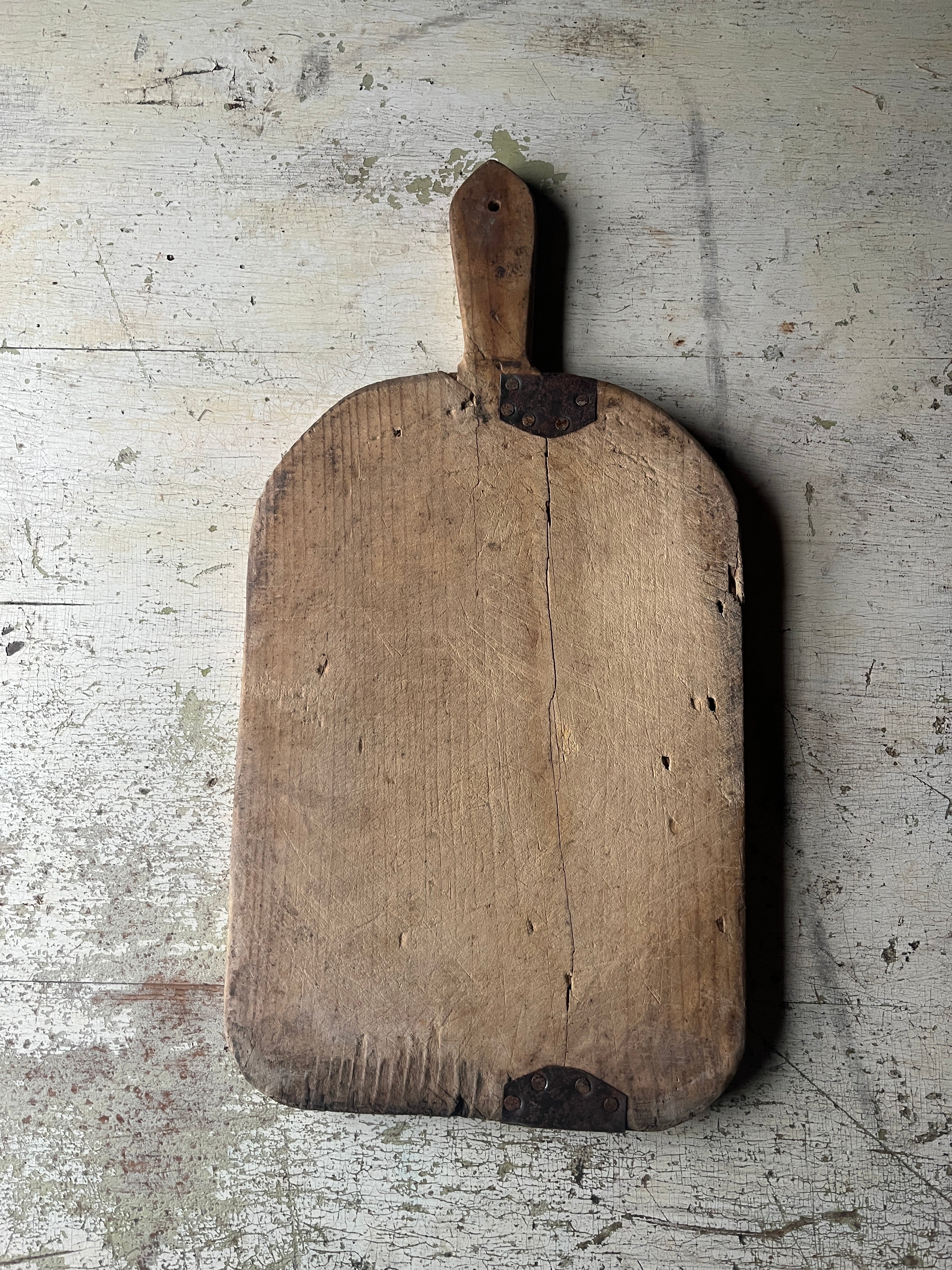 Vintage brødfjøl i tre 32x21 cm med rustikk patina, håndtak og gamle metallbeslag