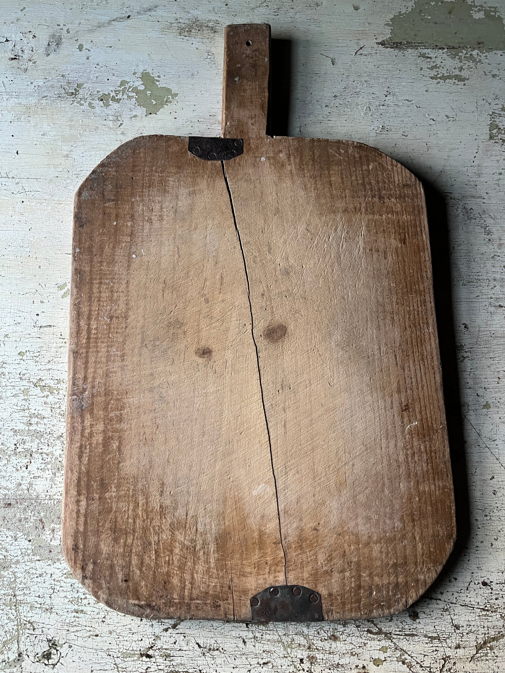 Baksiden av en vintage brødfjøl i tre 41x32 cm med rustikk patina og gamle metallbeslag